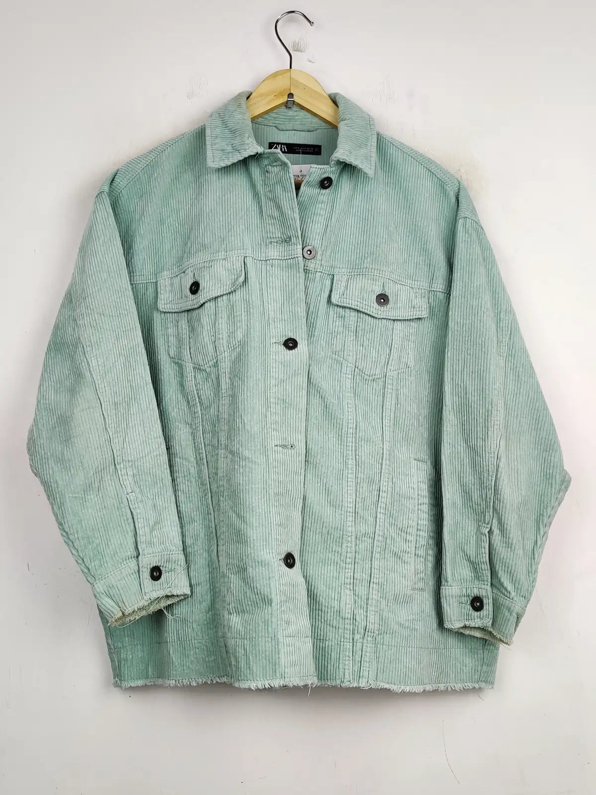 Buy online pre-used pre-loved 100% authentic & Original branded Zara (JKT-585) available in Pakistan. Top international brands avilable.