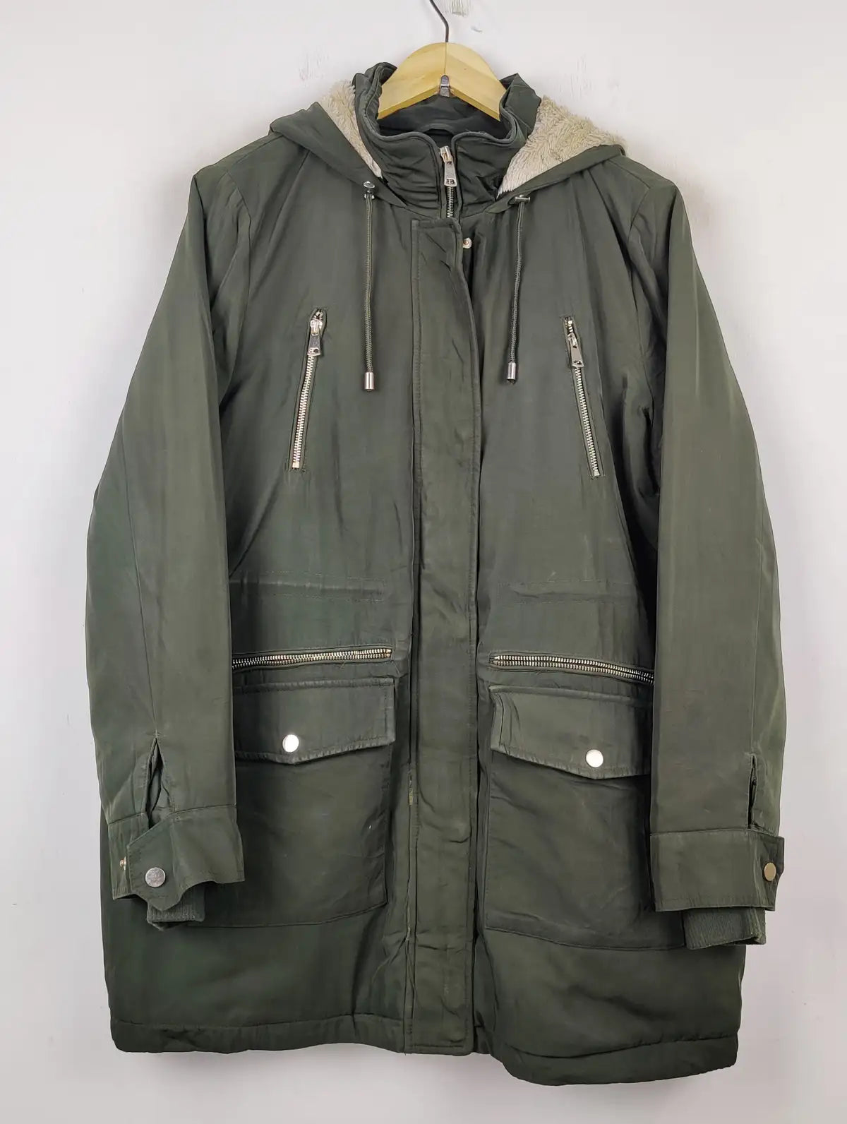 Buy online pre-used pre-loved 100% authentic & Original branded Wallis (JKT-665) available in Pakistan. Top international brands avilable.