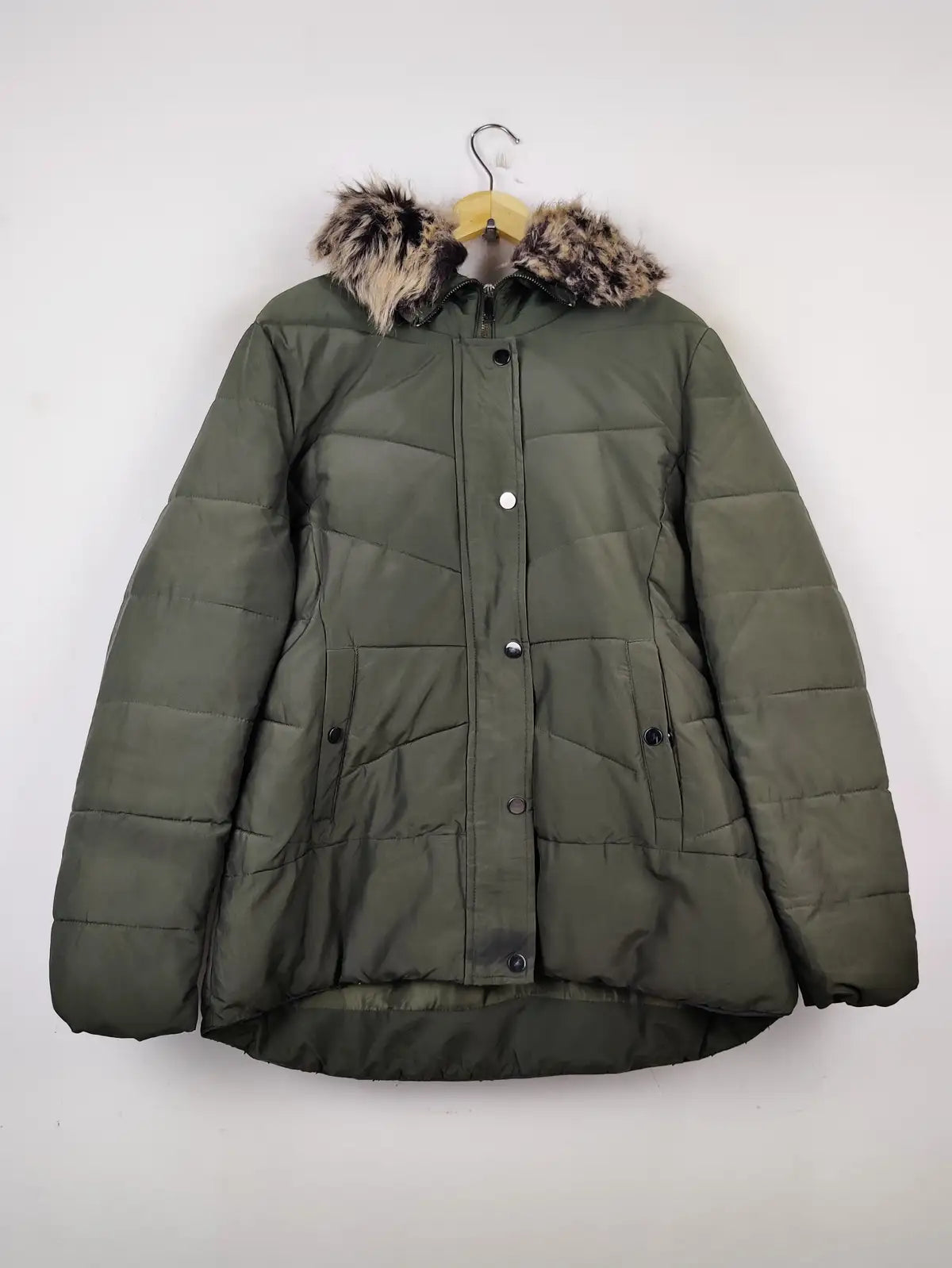 Buy online pre-used pre-loved 100% authentic & Original branded Reserved (JKT-671) available in Pakistan. Top international brands avilable.