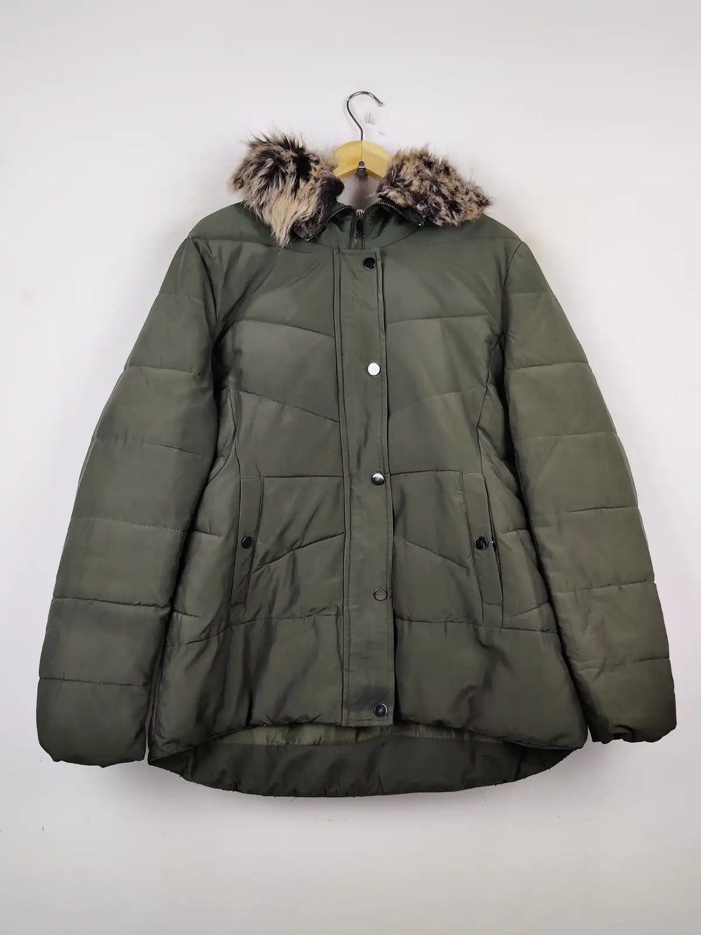Buy online pre-used pre-loved 100% authentic & Original branded Reserved (JKT-671) available in Pakistan. Top international brands avilable.