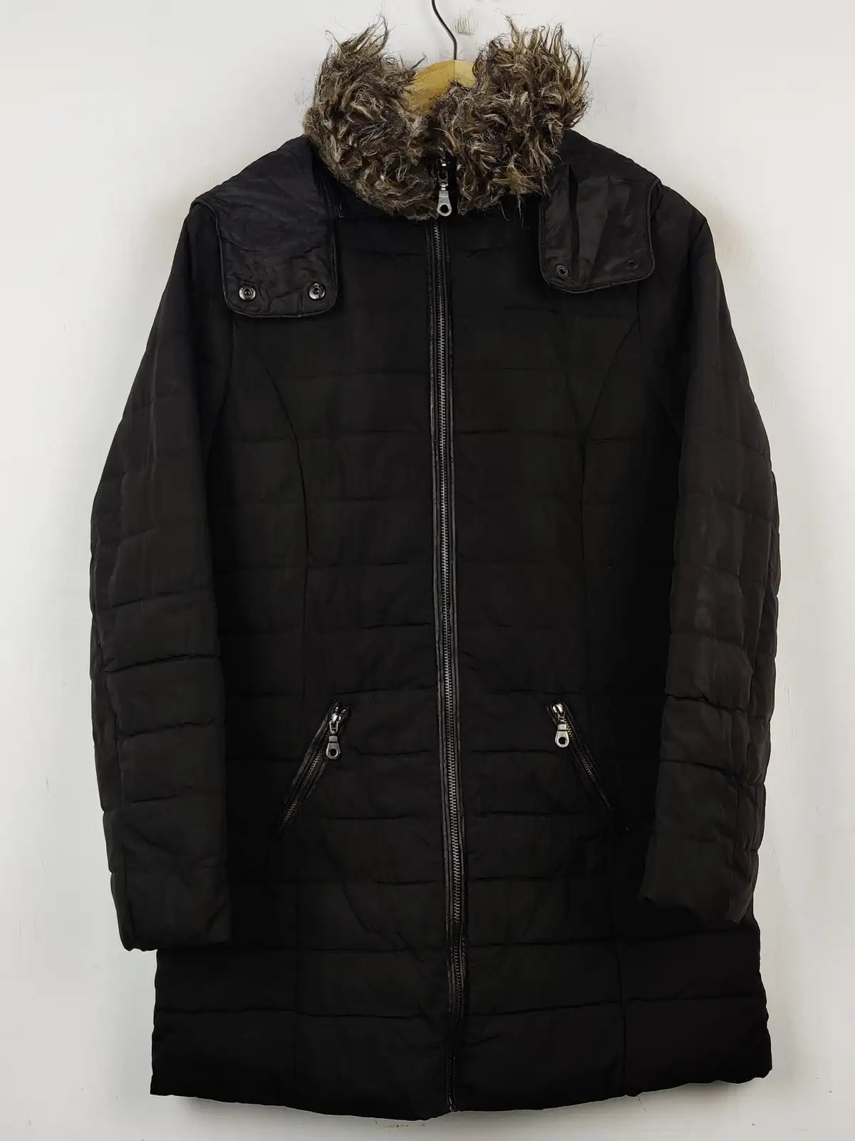 Buy online pre-used pre-loved 100% authentic & Original branded F&F (JKT-680) available in Pakistan. Top international brands avilable.