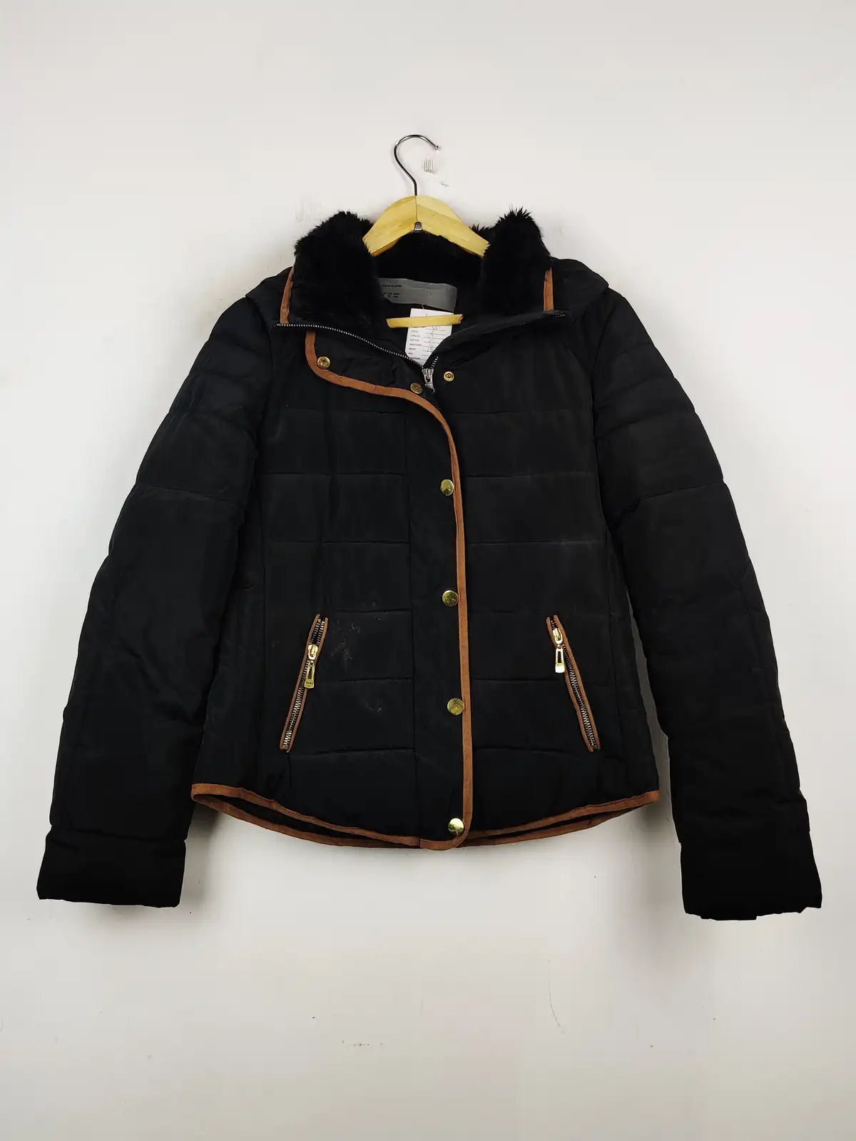 Buy online pre-used pre-loved 100% authentic & Original branded Unknown Brand (JKT-681) available in Pakistan. Top international brands avilable.
