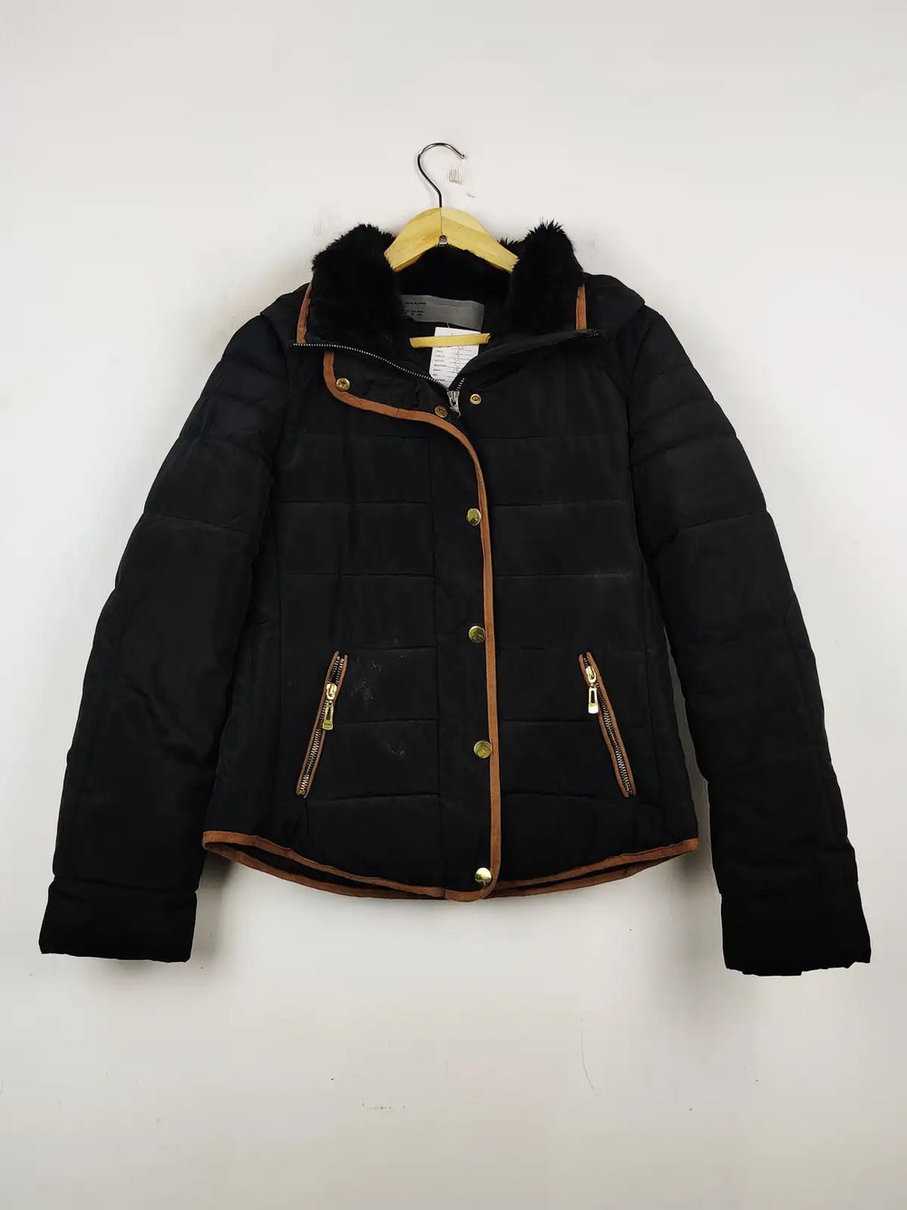 Buy online pre-used pre-loved 100% authentic & Original branded Unknown Brand (JKT-681) available in Pakistan. Top international brands avilable.
