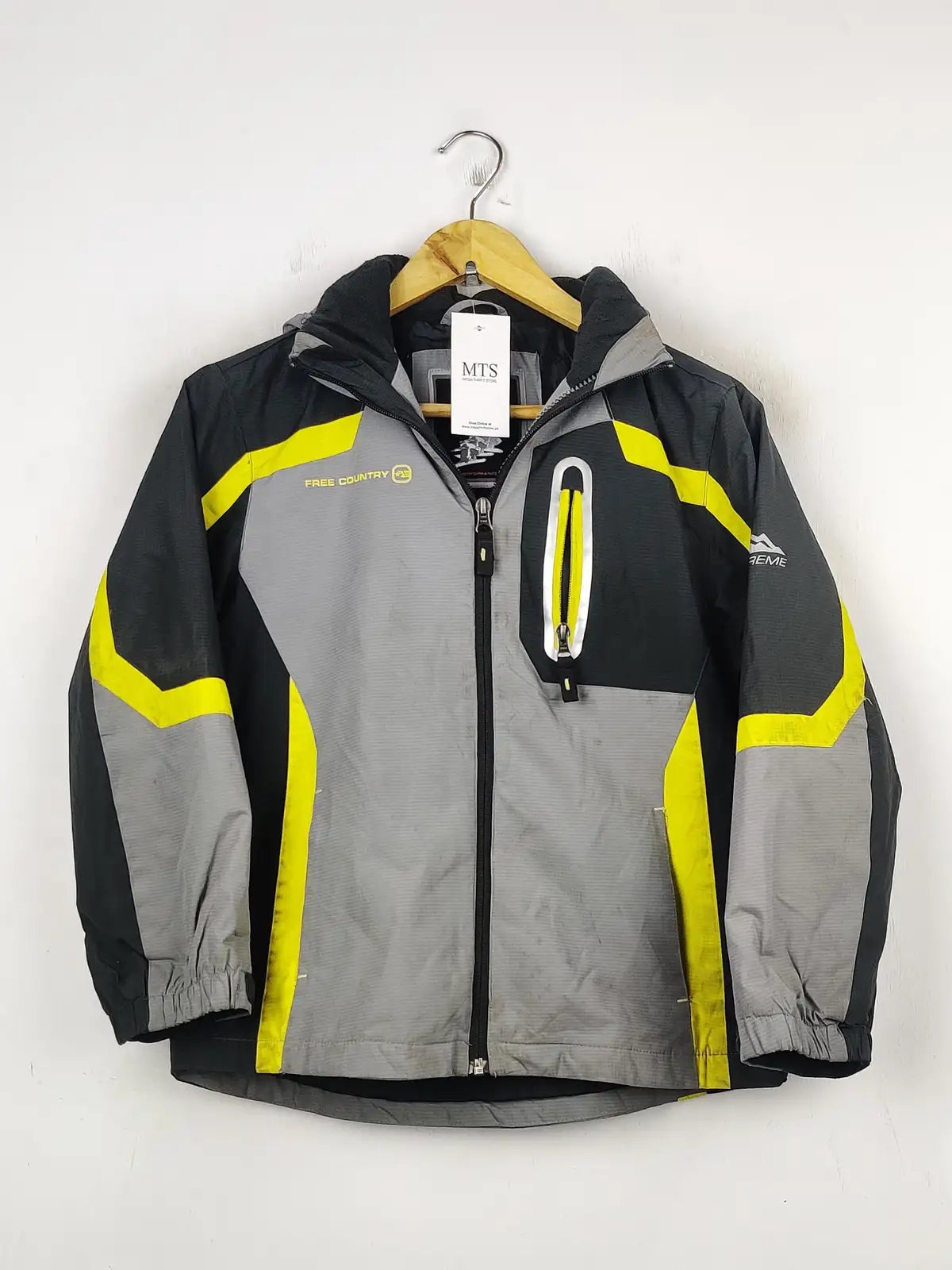 Buy online pre-used pre-loved 100% authentic & Original branded Free Country (JKT-763) available in Pakistan. Top international brands avilable.