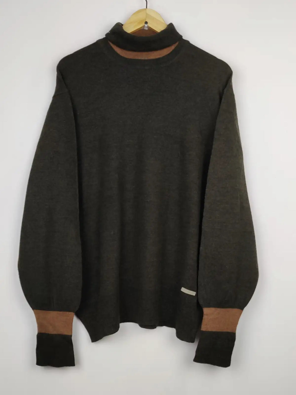 Buy online pre-used pre-loved 100% authentic & Original branded Baumler (JS-4635) available in Pakistan. Top international brands avilable.