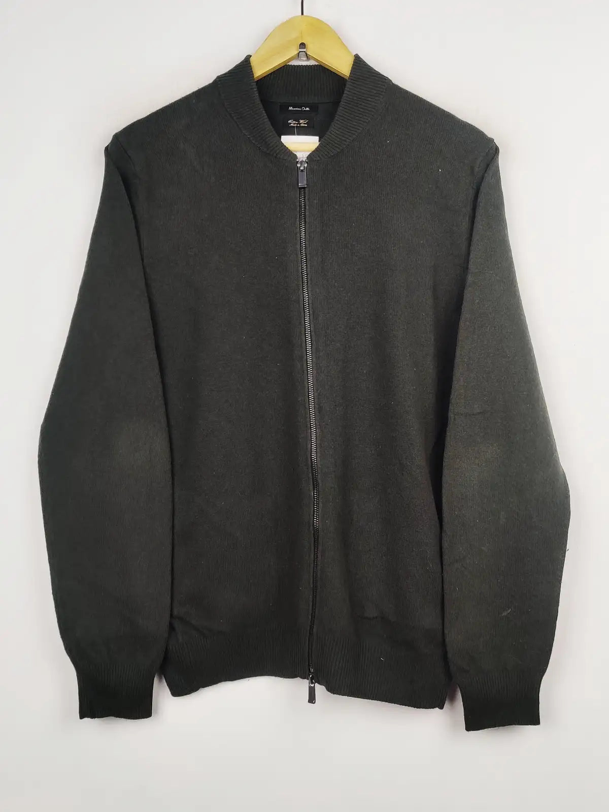 Buy online pre-used pre-loved 100% authentic & Original branded Massimo Dutti (JS-5833) available in Pakistan. Top international brands avilable.