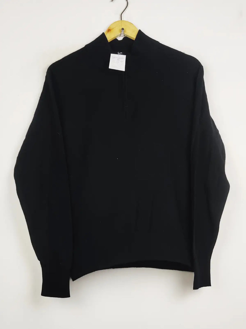 Buy online pre-used pre-loved 100% authentic & Original branded Uniqlo (JS-8619) available in Pakistan. Top international brands avilable.