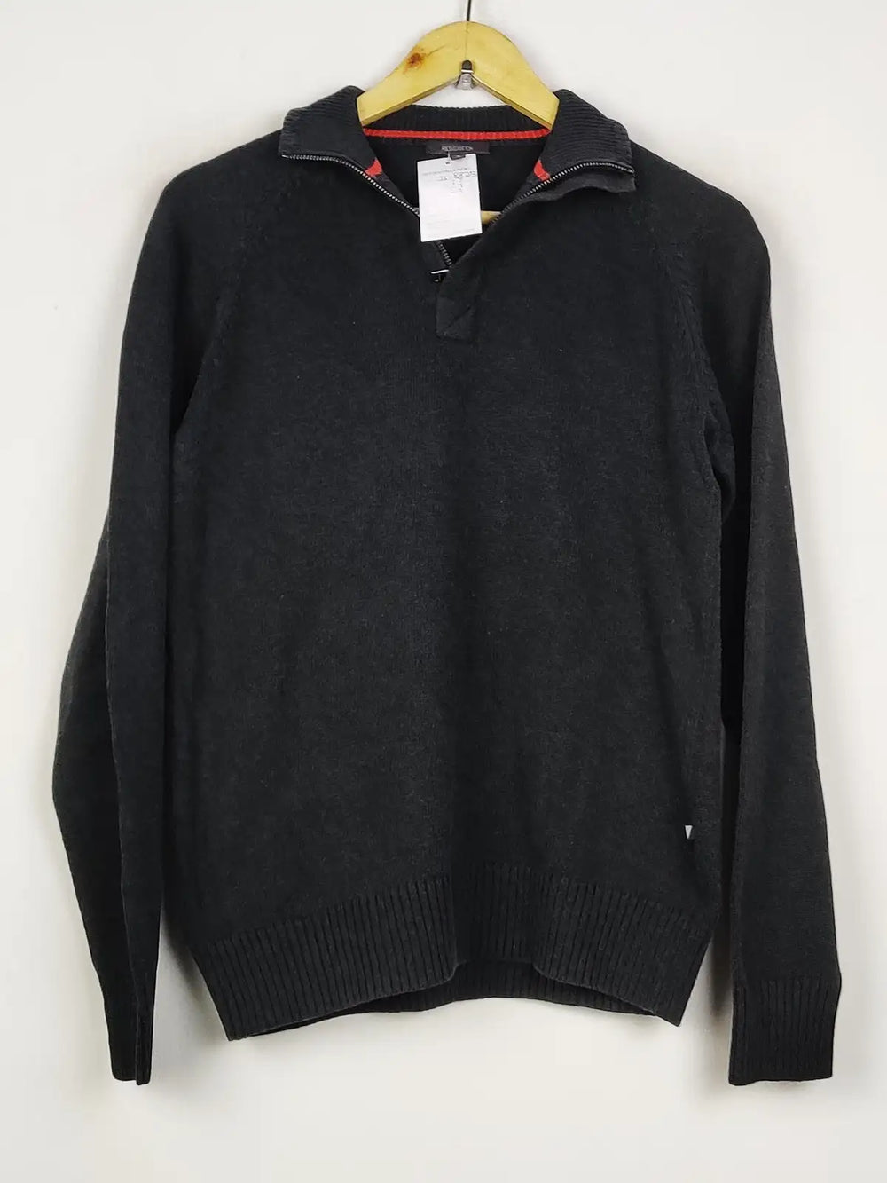 Buy online pre-used pre-loved 100% authentic & Original branded Red Green (JS-8823) available in Pakistan. Top international brands avilable.