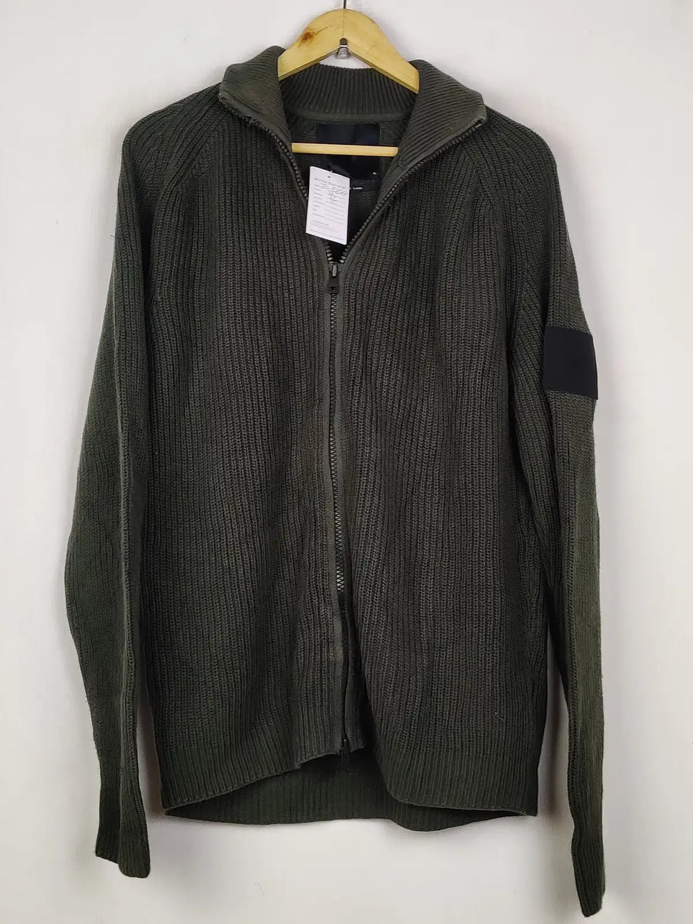Buy online pre-used pre-loved 100% authentic & Original branded Peak Performance (JS-8827) available in Pakistan. Top international brands avilable.