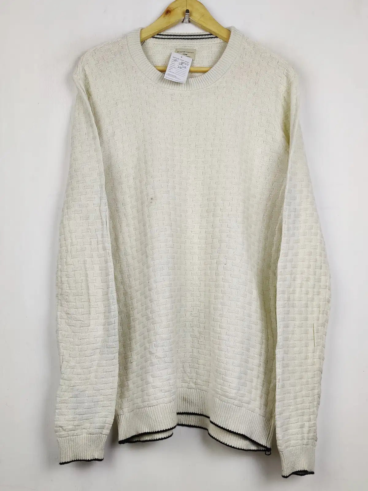 Buy online pre-used pre-loved 100% authentic & Original branded Selected (JS-8937) available in Pakistan. Top international brands avilable.