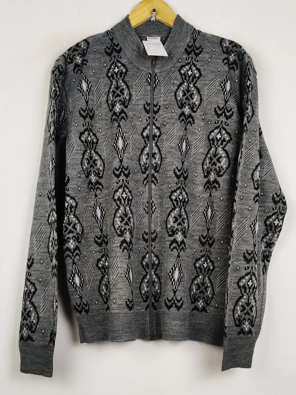 Buy online pre-used pre-loved 100% authentic & Original branded Unknown Brand (JS-8972) available in Pakistan. Top international brands avilable.