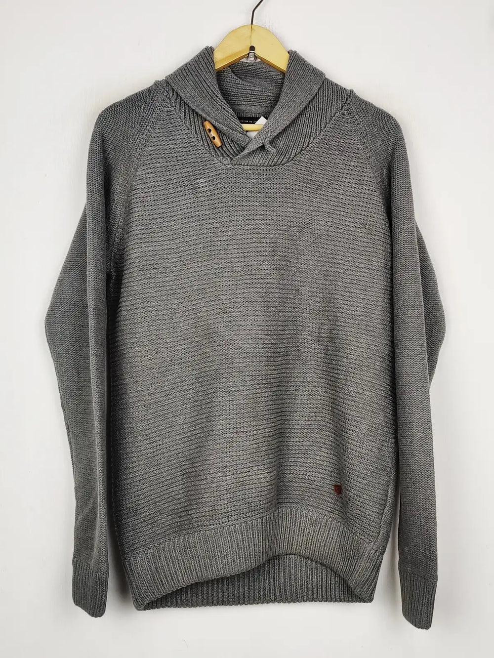 Buy online pre-used pre-loved 100% authentic & Original branded Jack & Jones (JS-9467) available in Pakistan. Top international brands avilable.