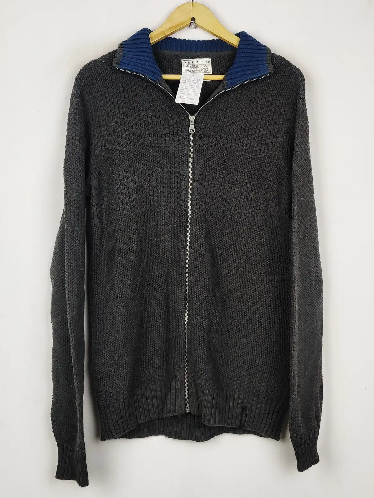 Buy online pre-used pre-loved 100% authentic & Original branded Jack & Jones (JS-9472) available in Pakistan. Top international brands avilable.