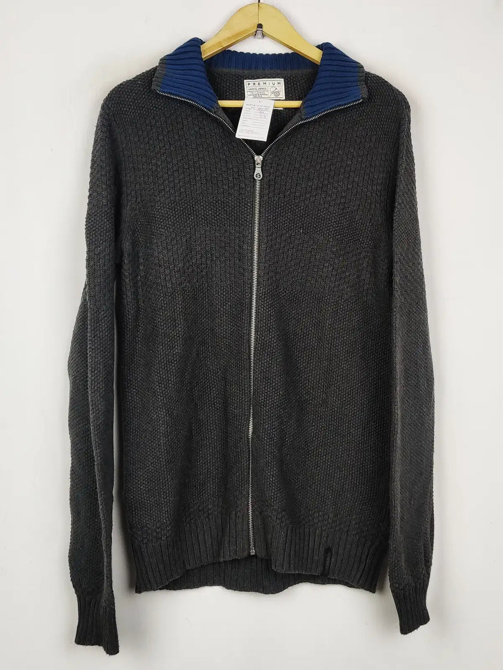 Buy online pre-used pre-loved 100% authentic & Original branded Jack & Jones (JS-9472) available in Pakistan. Top international brands avilable.