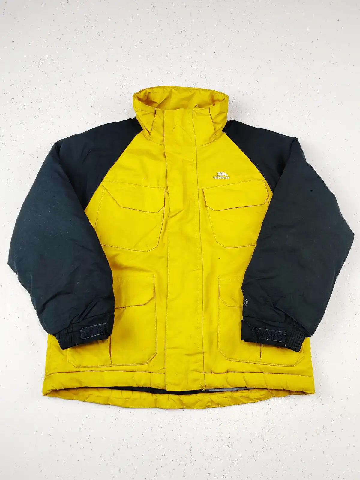 Buy online pre-used pre-loved 100% authentic & Original branded Trespass (KJB-289) available in Pakistan. Top international brands avilable.