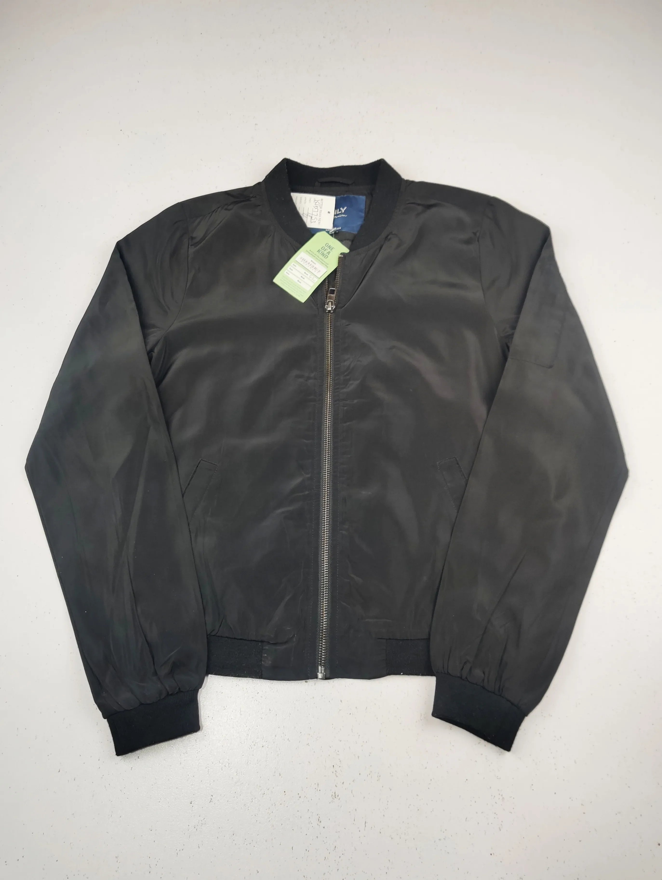 Buy online pre-used pre-loved 100% authentic & Original branded Only (KJB-7753) available in Pakistan. Top international brands avilable.
