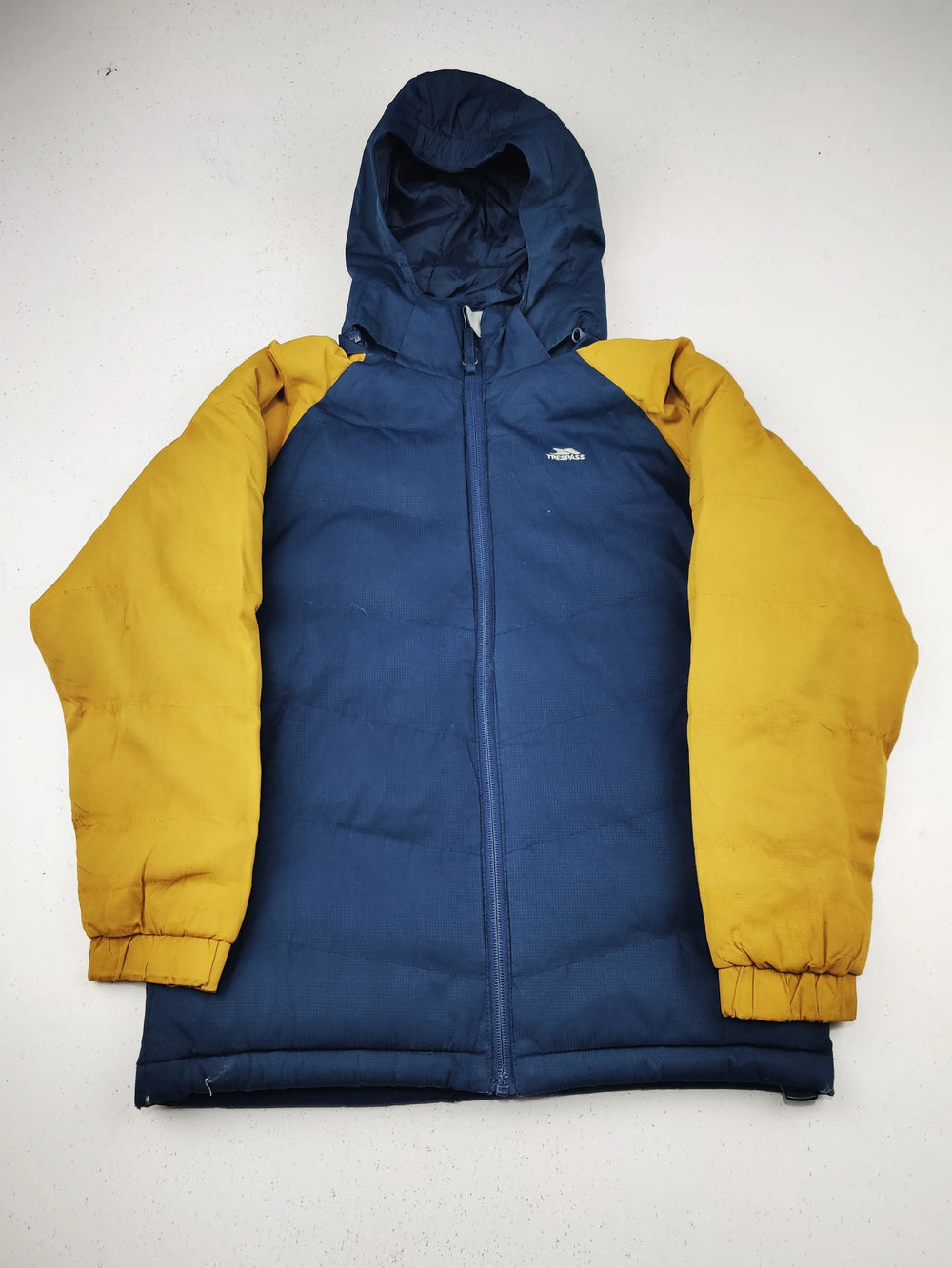 Buy online pre-used pre-loved 100% authentic & Original branded Trespass (KJB-7907) available in Pakistan. Top international brands avilable.