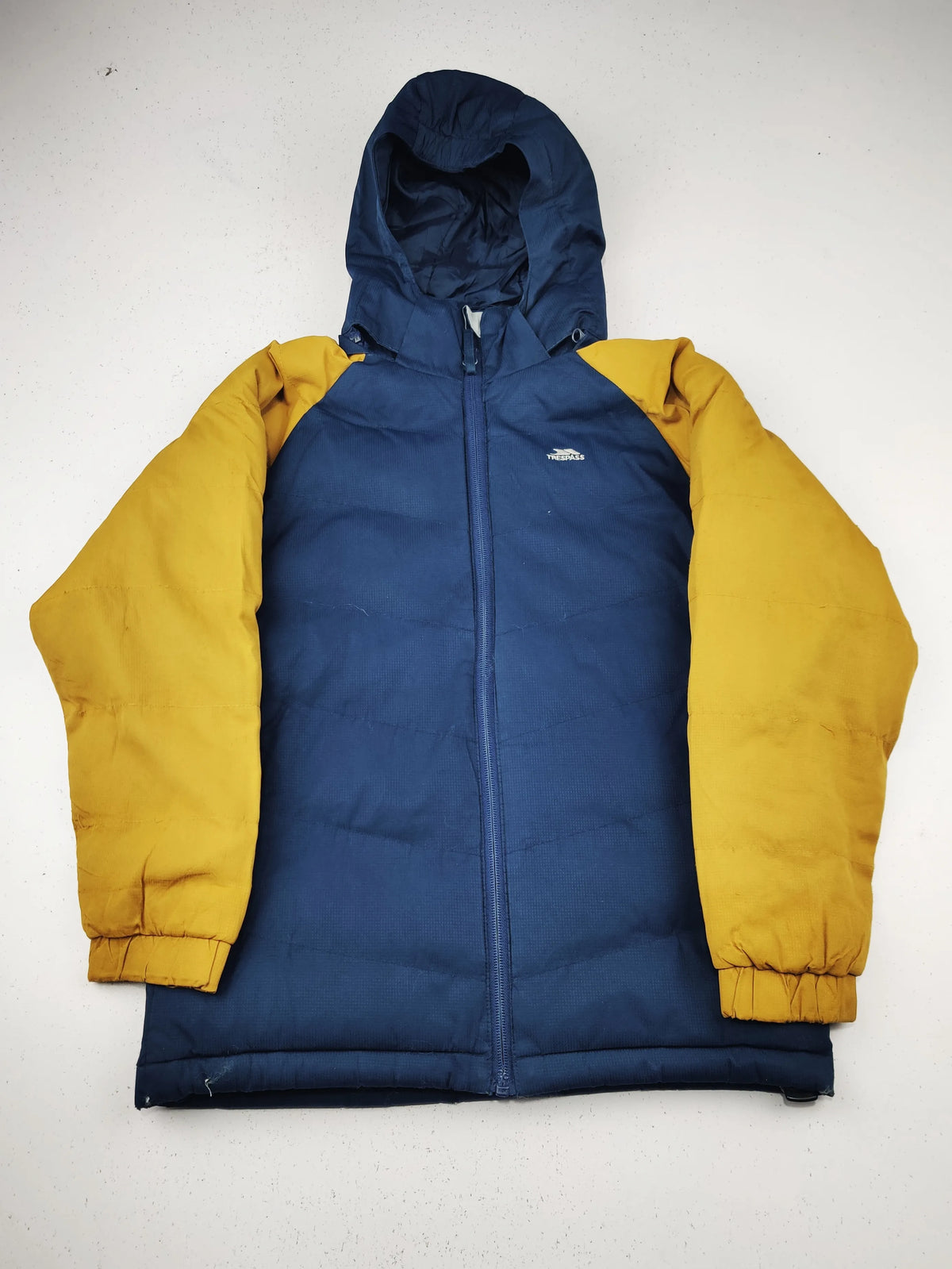 Buy online pre-used pre-loved 100% authentic & Original branded Trespass (KJB-7907) available in Pakistan. Top international brands avilable.