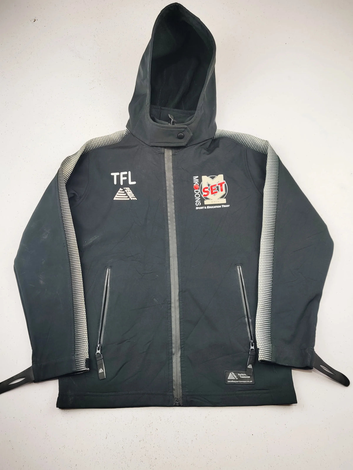 Buy online pre-used pre-loved 100% authentic & Original branded Pandle (KJB-7932) available in Pakistan. Top international brands avilable.