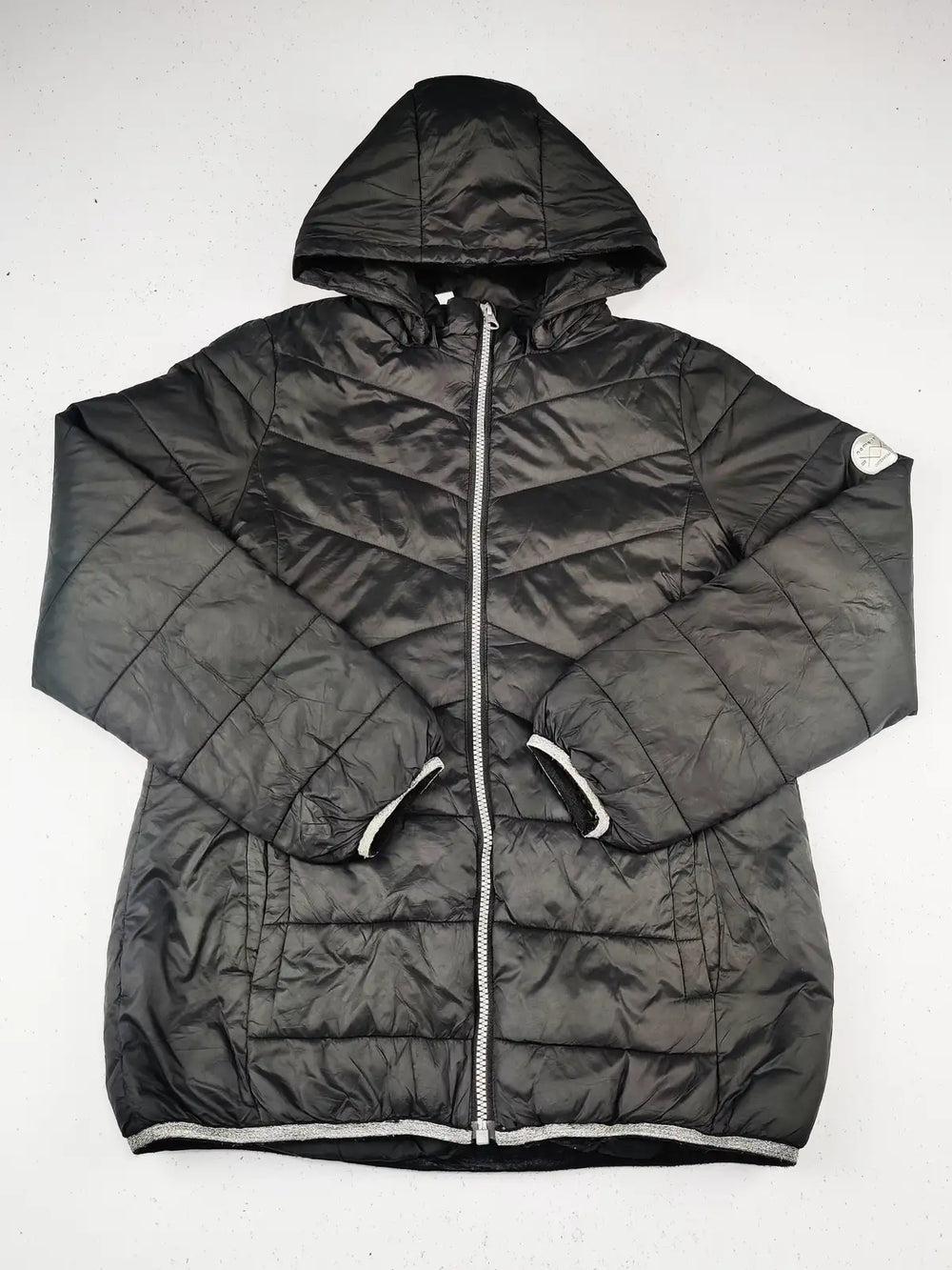 Buy online pre-used pre-loved 100% authentic & Original branded Outwear (KJG-362) available in Pakistan. Top international brands avilable.