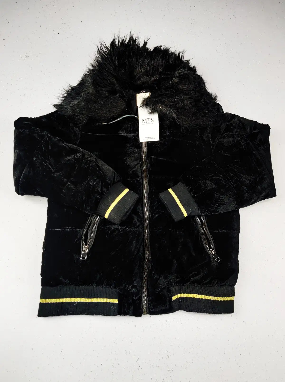 Buy online pre-used pre-loved 100% authentic & Original branded Candle (KJG-398) available in Pakistan. Top international brands avilable.