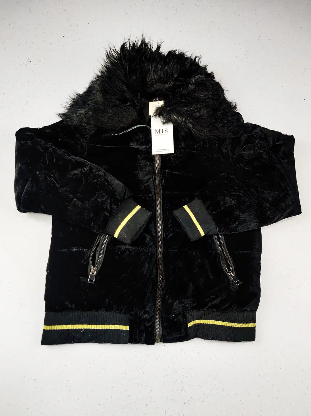 Buy online pre-used pre-loved 100% authentic & Original branded Candle (KJG-398) available in Pakistan. Top international brands avilable.