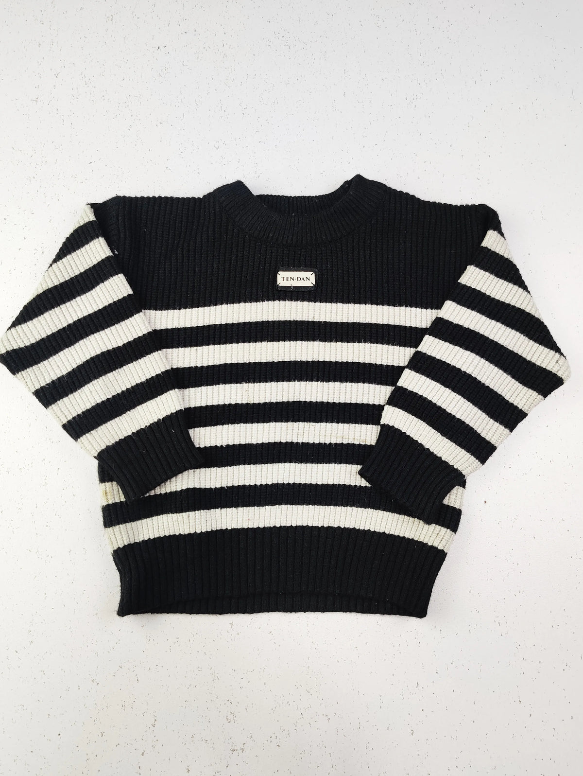 Buy online pre-used pre-loved 100% authentic & Original branded Unknown Brand (KWB-1904) available in Pakistan. Top international brands avilable.