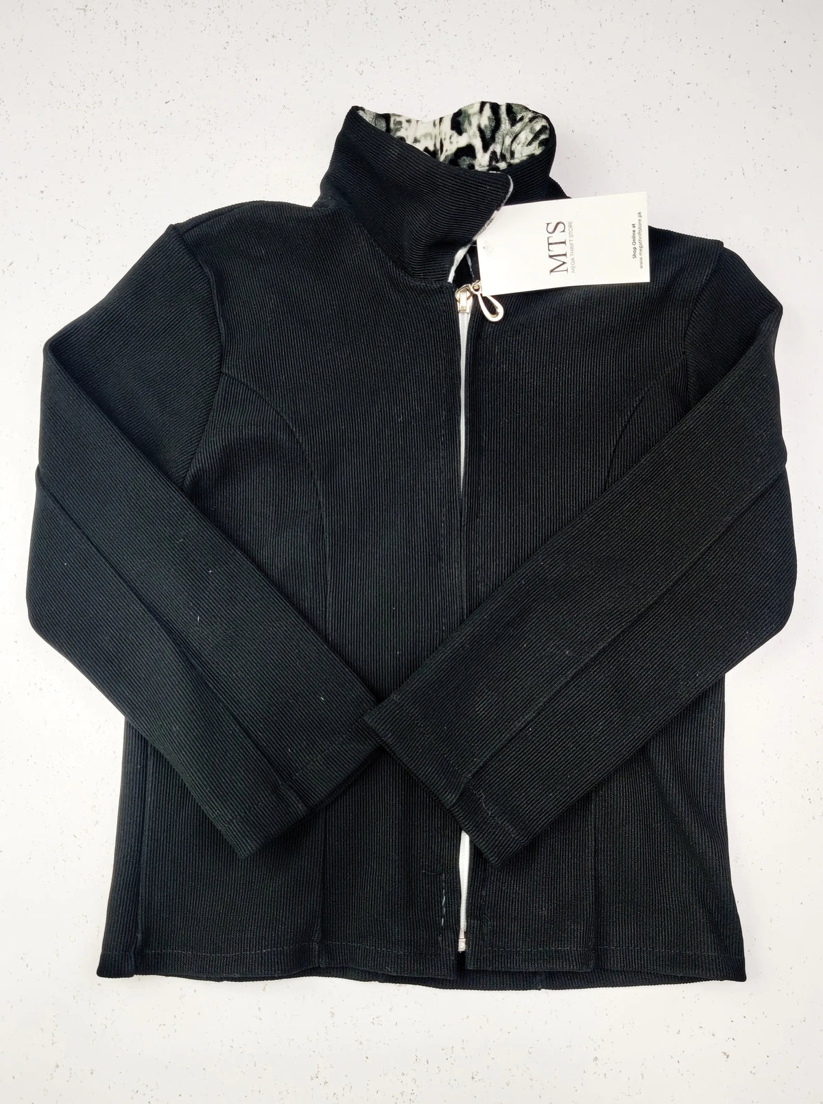 Buy online pre-used pre-loved 100% authentic & Original branded Unknown Brand (KWG-3949) available in Pakistan. Top international brands avilable.