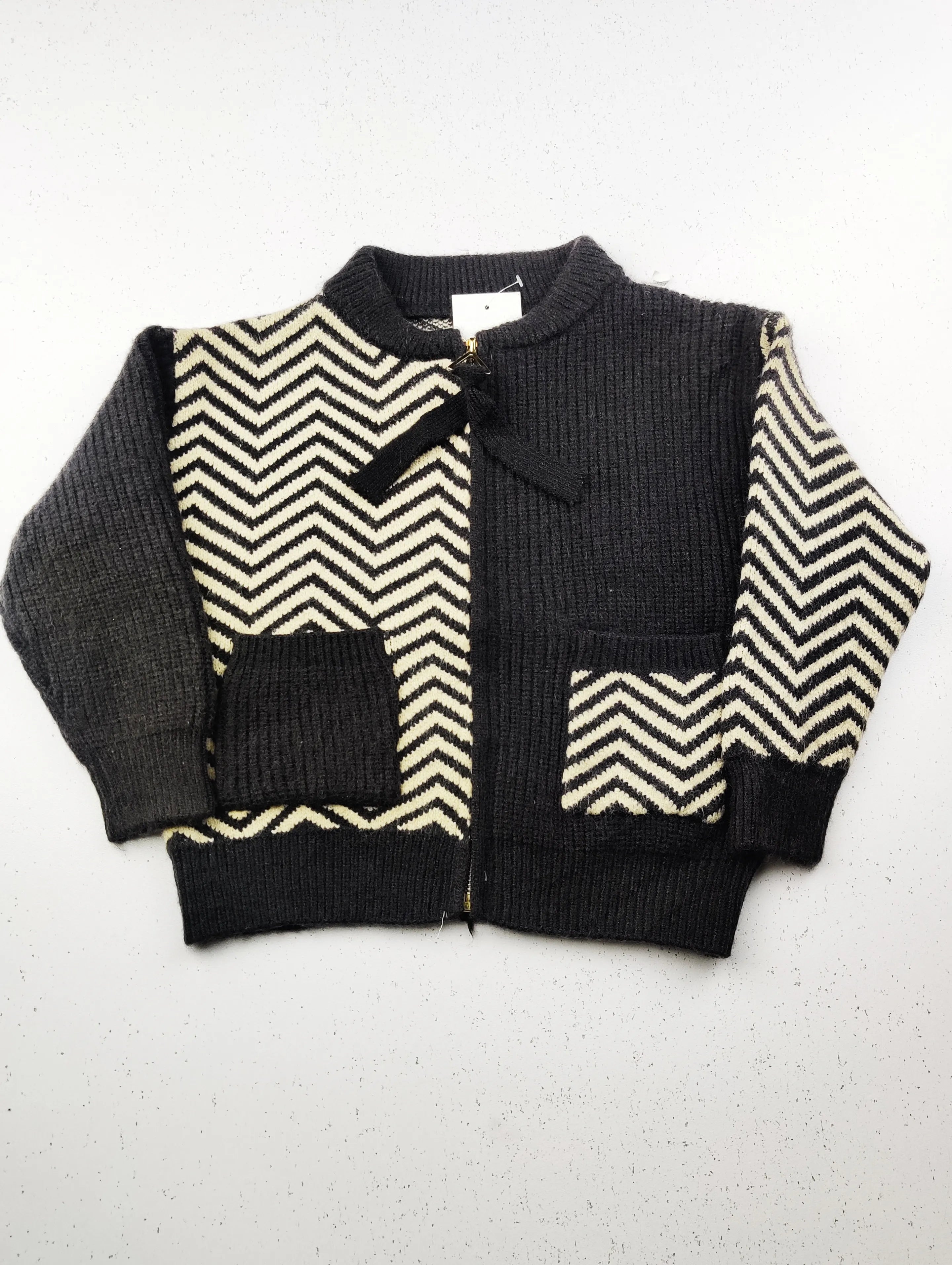 Buy online pre-used pre-loved 100% authentic & Original branded Unknown Brand (KWG-4775) available in Pakistan. Top international brands avilable.