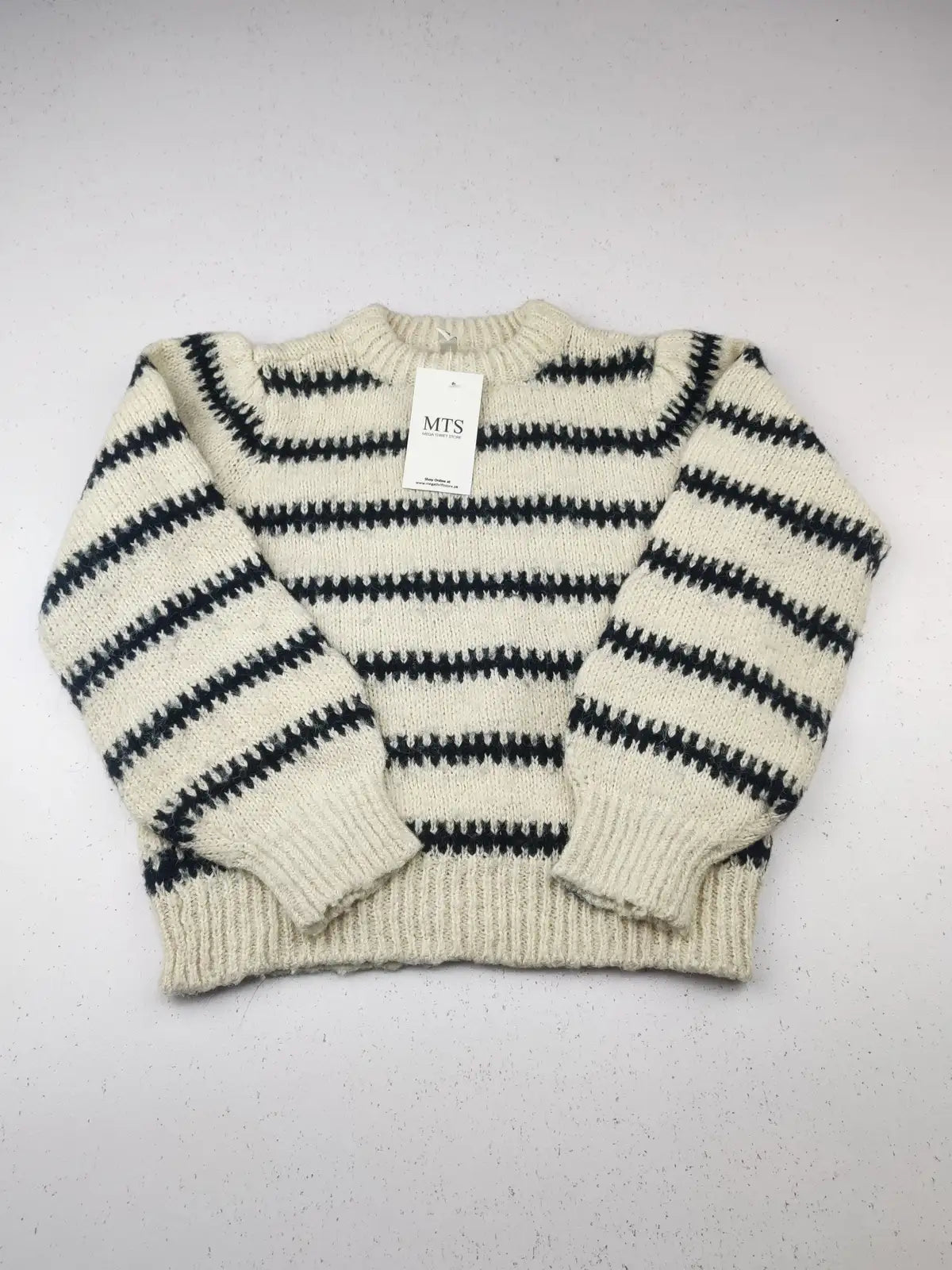 Buy online pre-used pre-loved 100% authentic & Original branded Pieces (KWG-7145) available in Pakistan. Top international brands avilable.