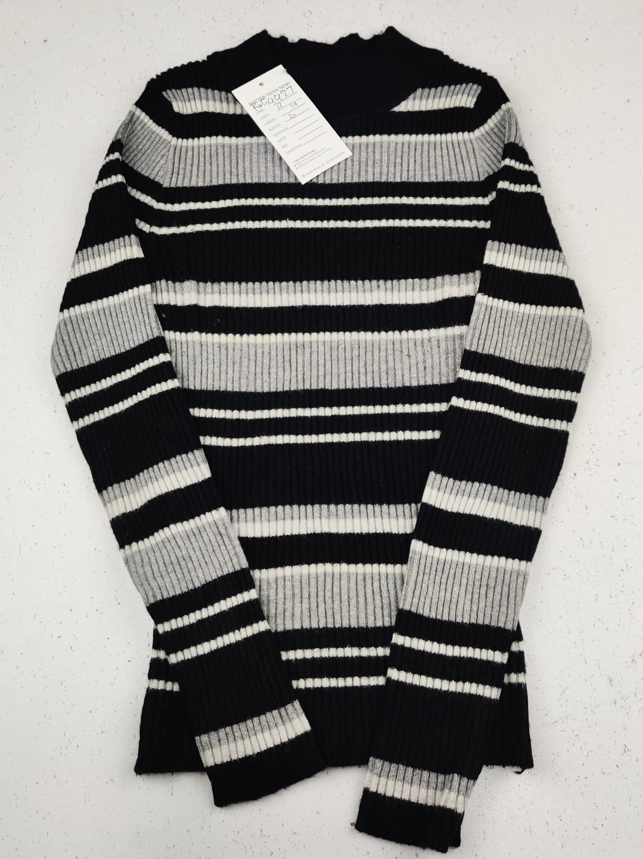 Buy online pre-used pre-loved 100% authentic & Original branded Unknown Brand (KWG-9927) available in Pakistan. Top international brands avilable.