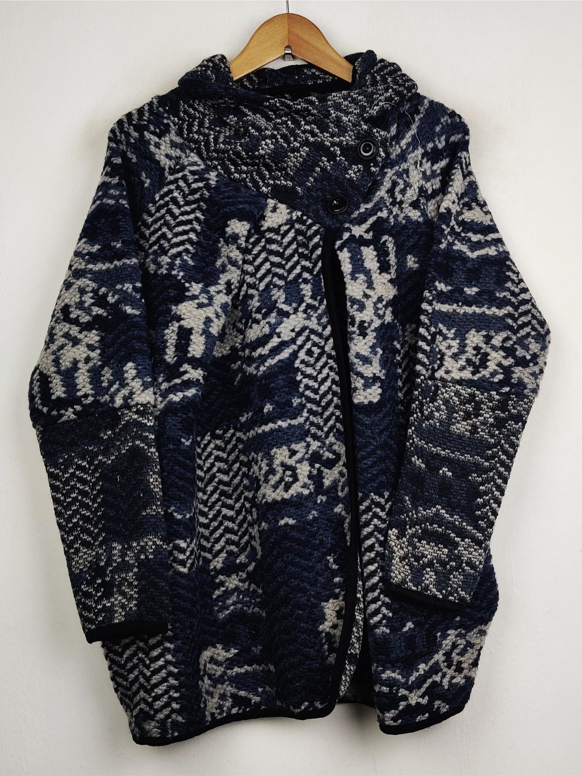 Buy online pre-used pre-loved 100% authentic & Original branded Unknown Brand (LC-2677) available in Pakistan. Top international brands avilable.