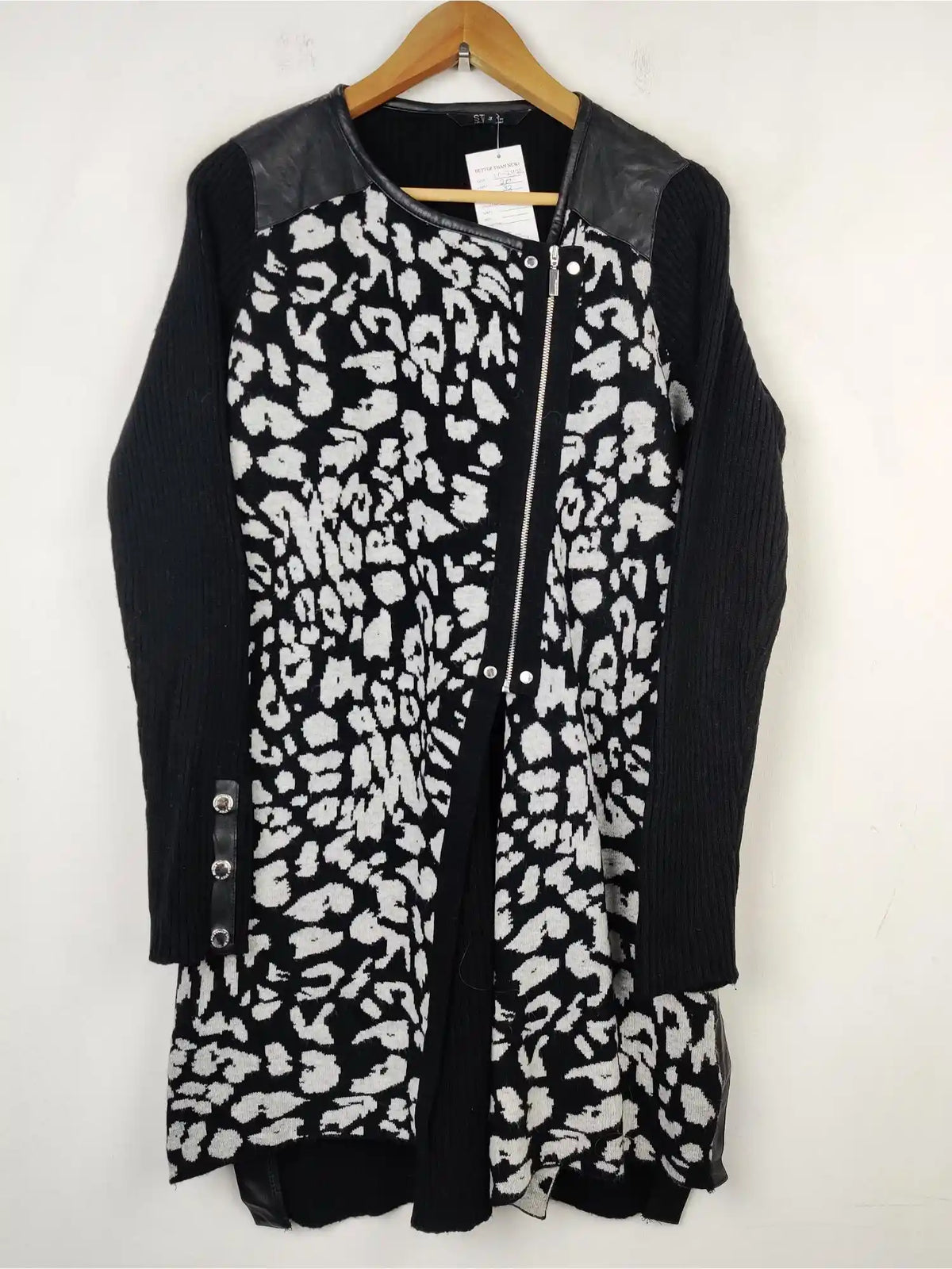Buy online pre-used pre-loved 100% authentic & Original branded Star (LC-2902) available in Pakistan. Top international brands avilable.