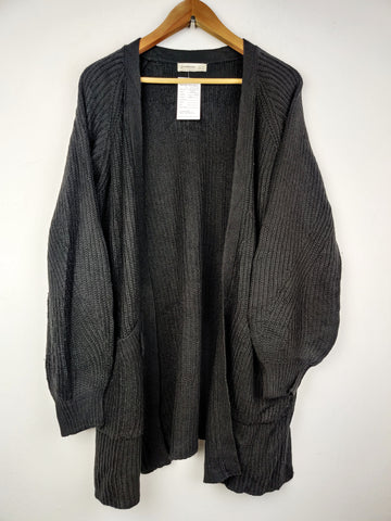 Buy online pre-used pre-loved 100% authentic & Original branded Stradivarius (LC-3568) available in Pakistan. Top international brands avilable.