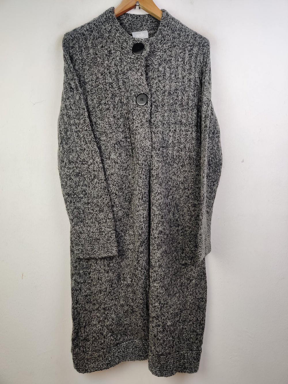Buy online pre-used pre-loved 100% authentic & Original branded Wallis (LC-3838) available in Pakistan. Top international brands avilable.