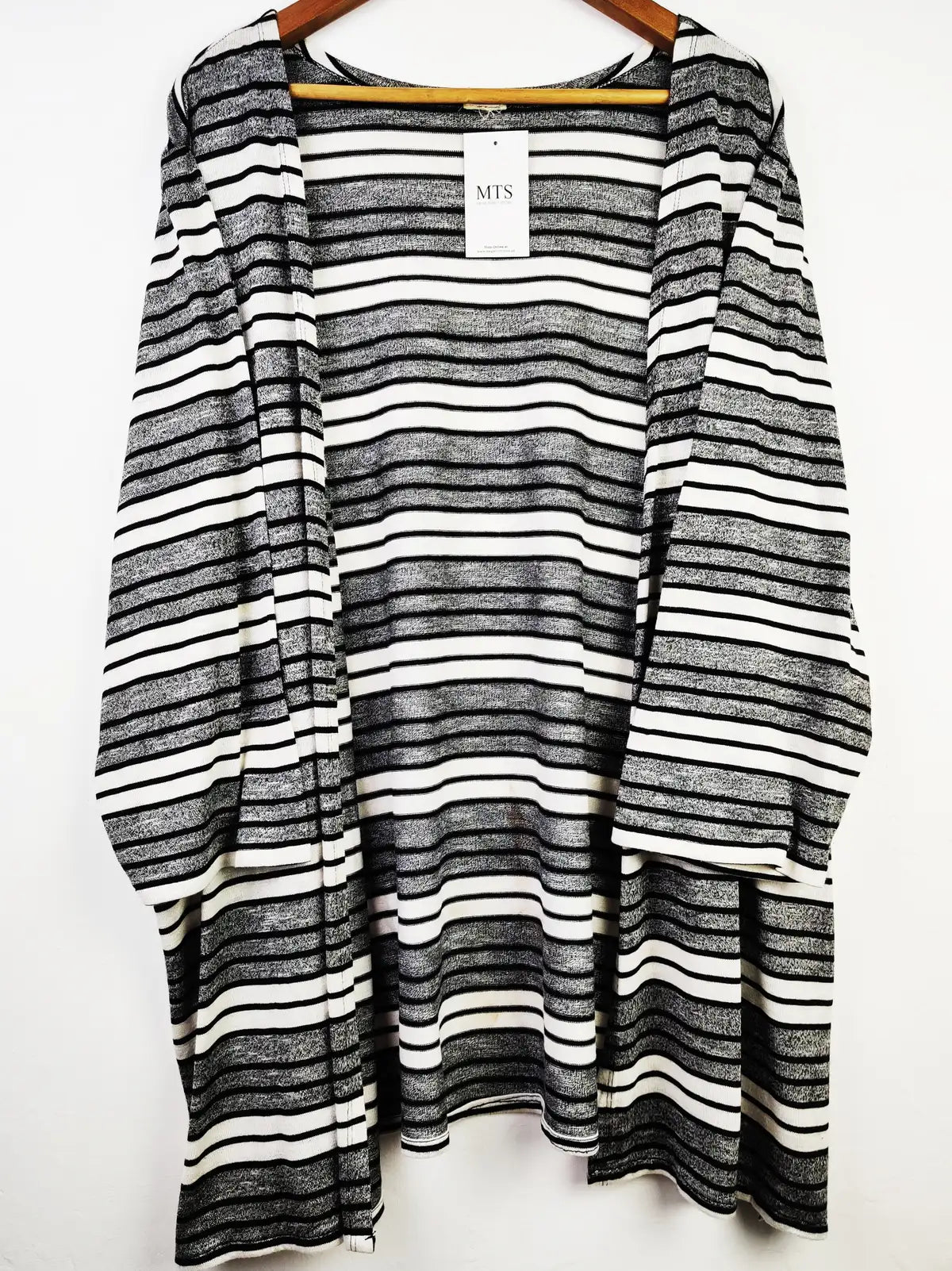 Buy online pre-used pre-loved 100% authentic & Original branded Unknown Brand (LC-3972) available in Pakistan. Top international brands avilable.
