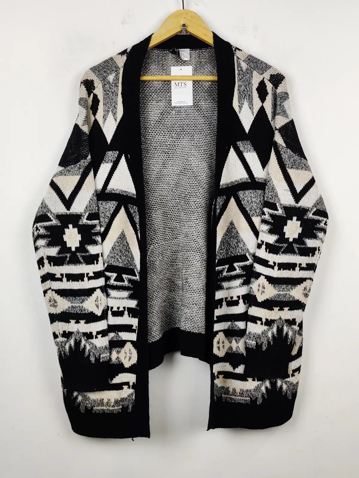 Buy online pre-used pre-loved 100% authentic & Original branded H&M (LC-4030) available in Pakistan. Top international brands avilable.