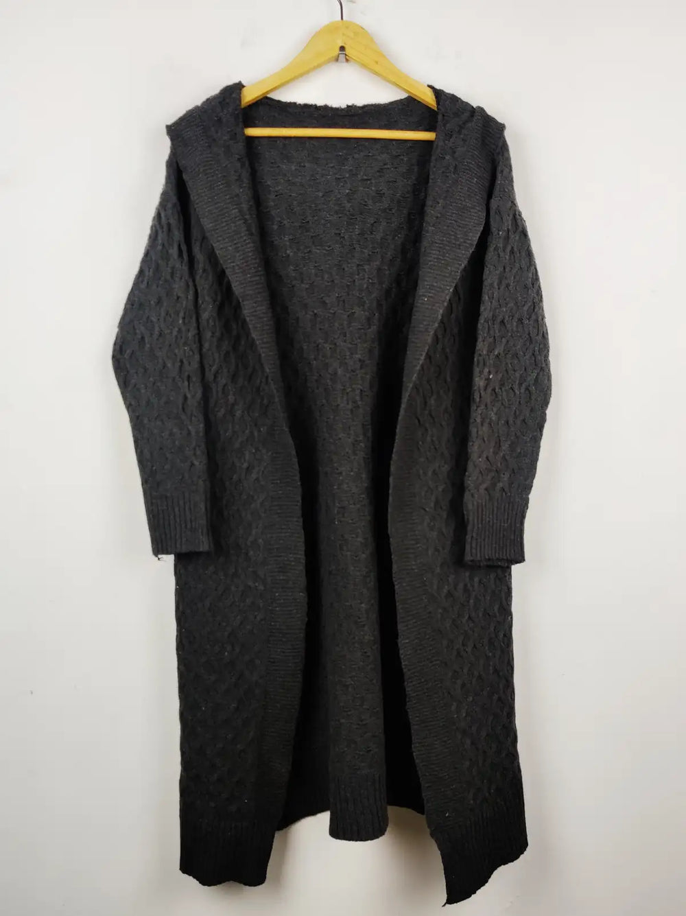 Buy online pre-used pre-loved 100% authentic & Original branded Unknown Brand (LC-4036) available in Pakistan. Top international brands avilable.