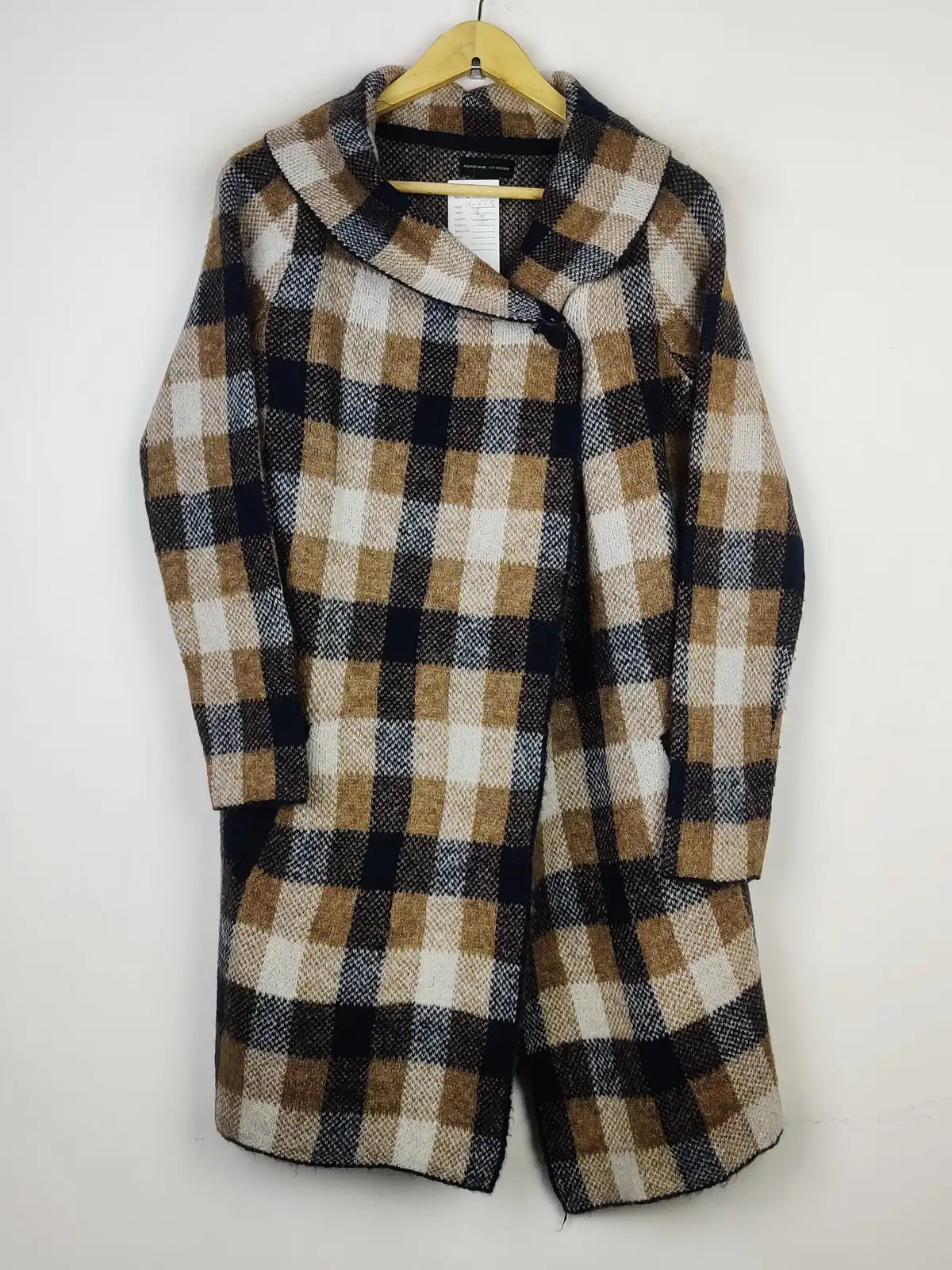 Buy online pre-used pre-loved 100% authentic & Original branded Adrienne Vittadini (LC-4778) available in Pakistan. Top international brands avilable.