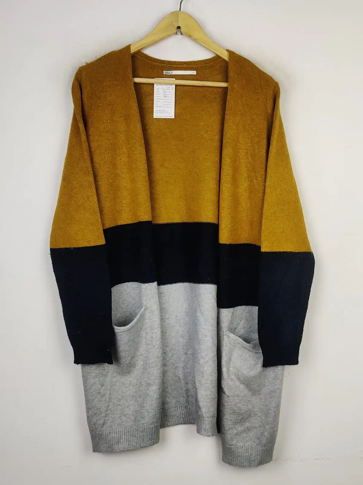 Buy online pre-used pre-loved 100% authentic & Original branded Only (LC-4879) available in Pakistan. Top international brands avilable.