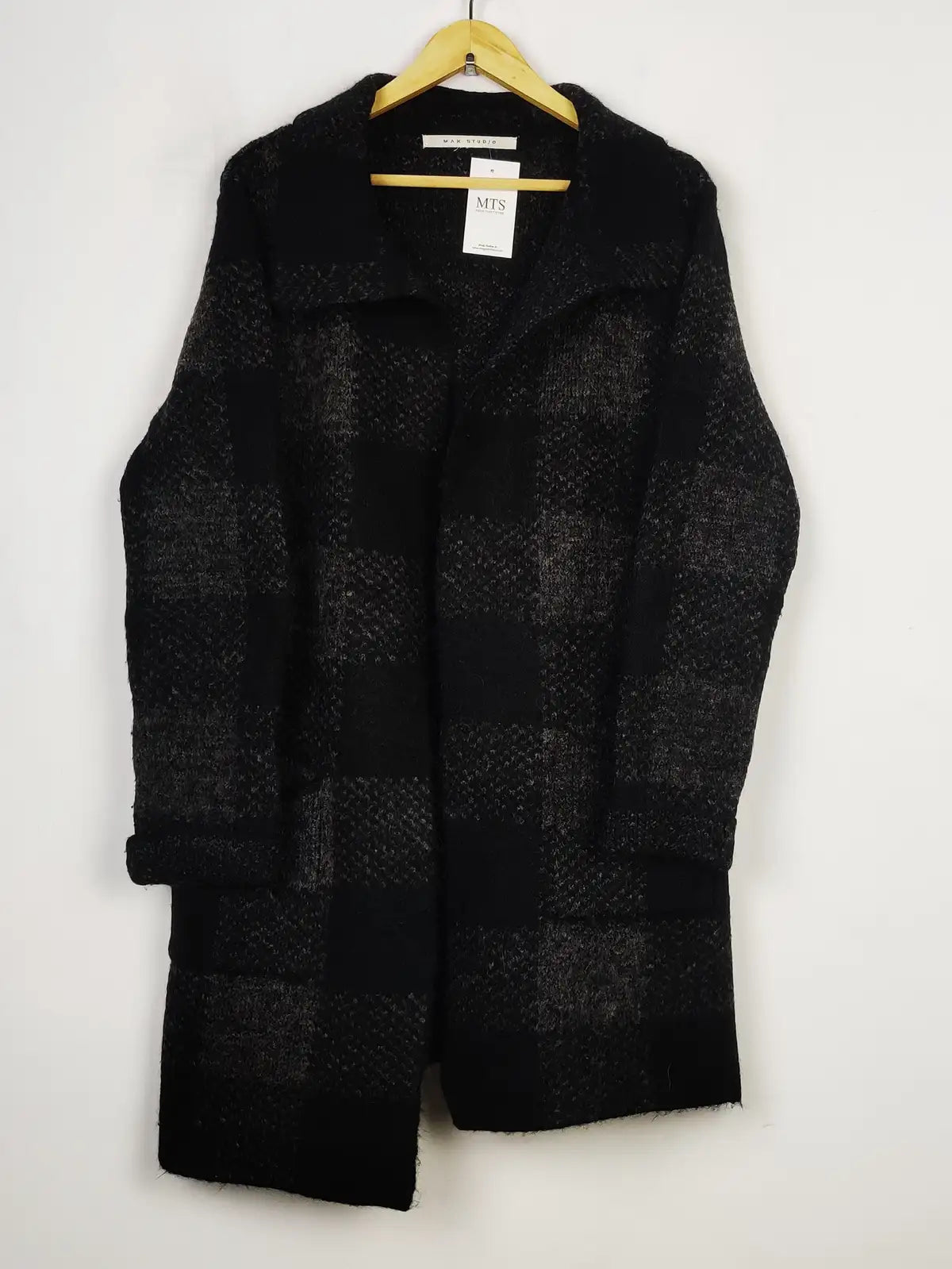 Buy online pre-used pre-loved 100% authentic & Original branded Max Studio (LC-5485) available in Pakistan. Top international brands avilable.