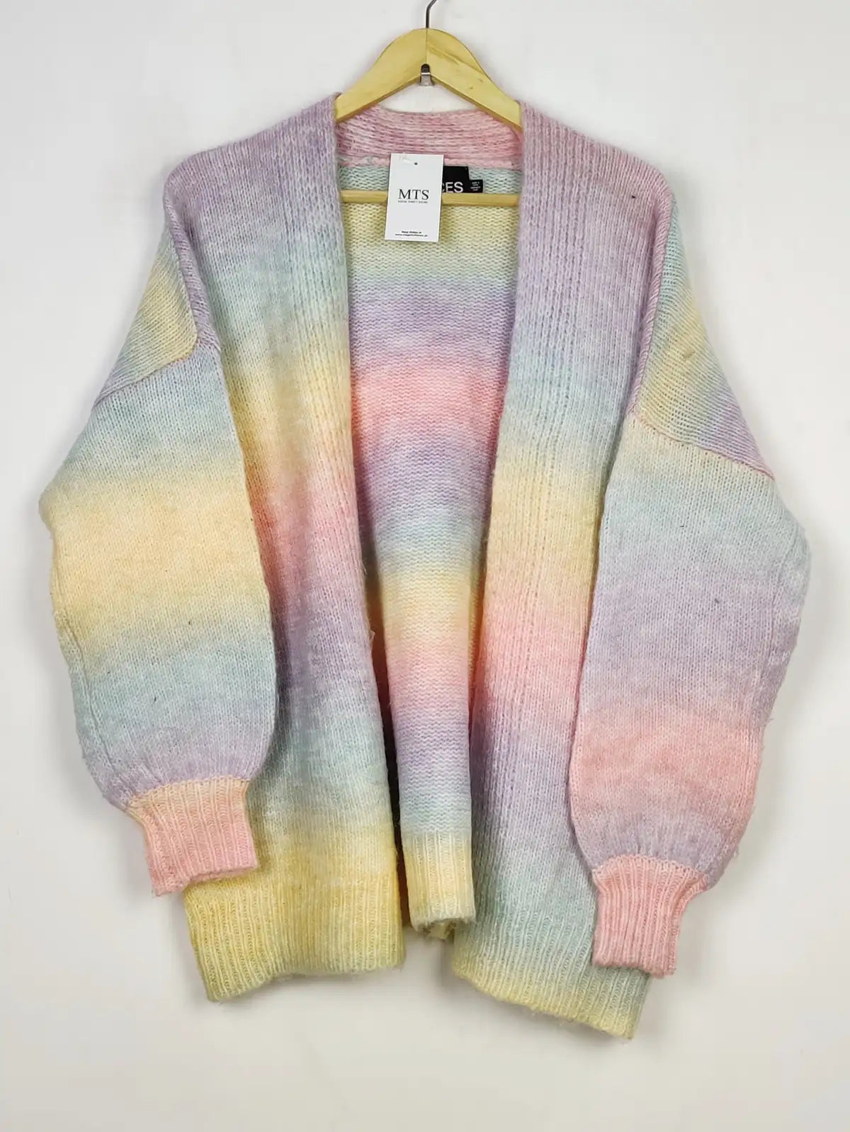 Buy online pre-used pre-loved 100% authentic & Original branded Pieces (LC-5504) available in Pakistan. Top international brands avilable.