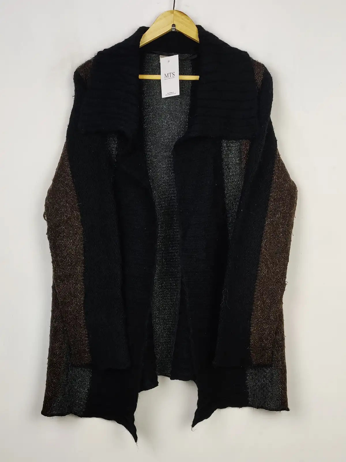 Buy online pre-used pre-loved 100% authentic & Original branded Roman (LC-5514) available in Pakistan. Top international brands avilable.