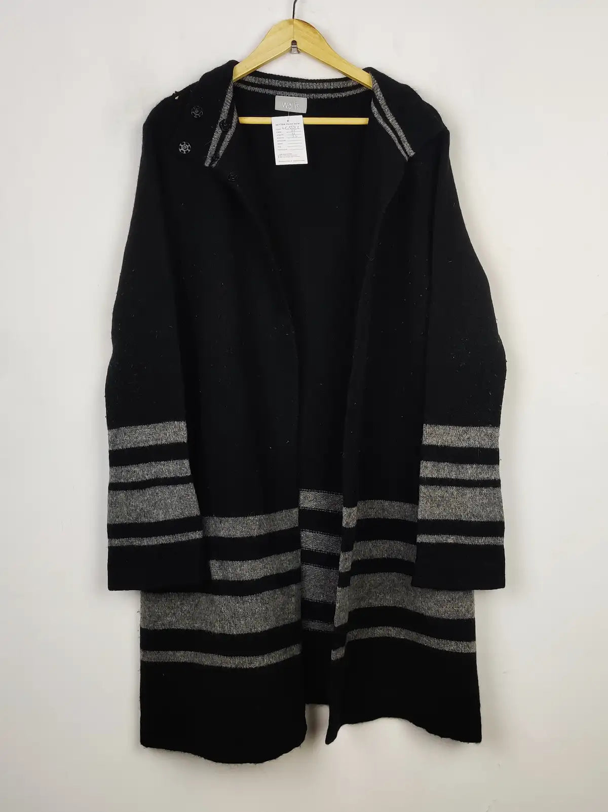 Buy online pre-used pre-loved 100% authentic & Original branded Wallis (LC-5543) available in Pakistan. Top international brands avilable.