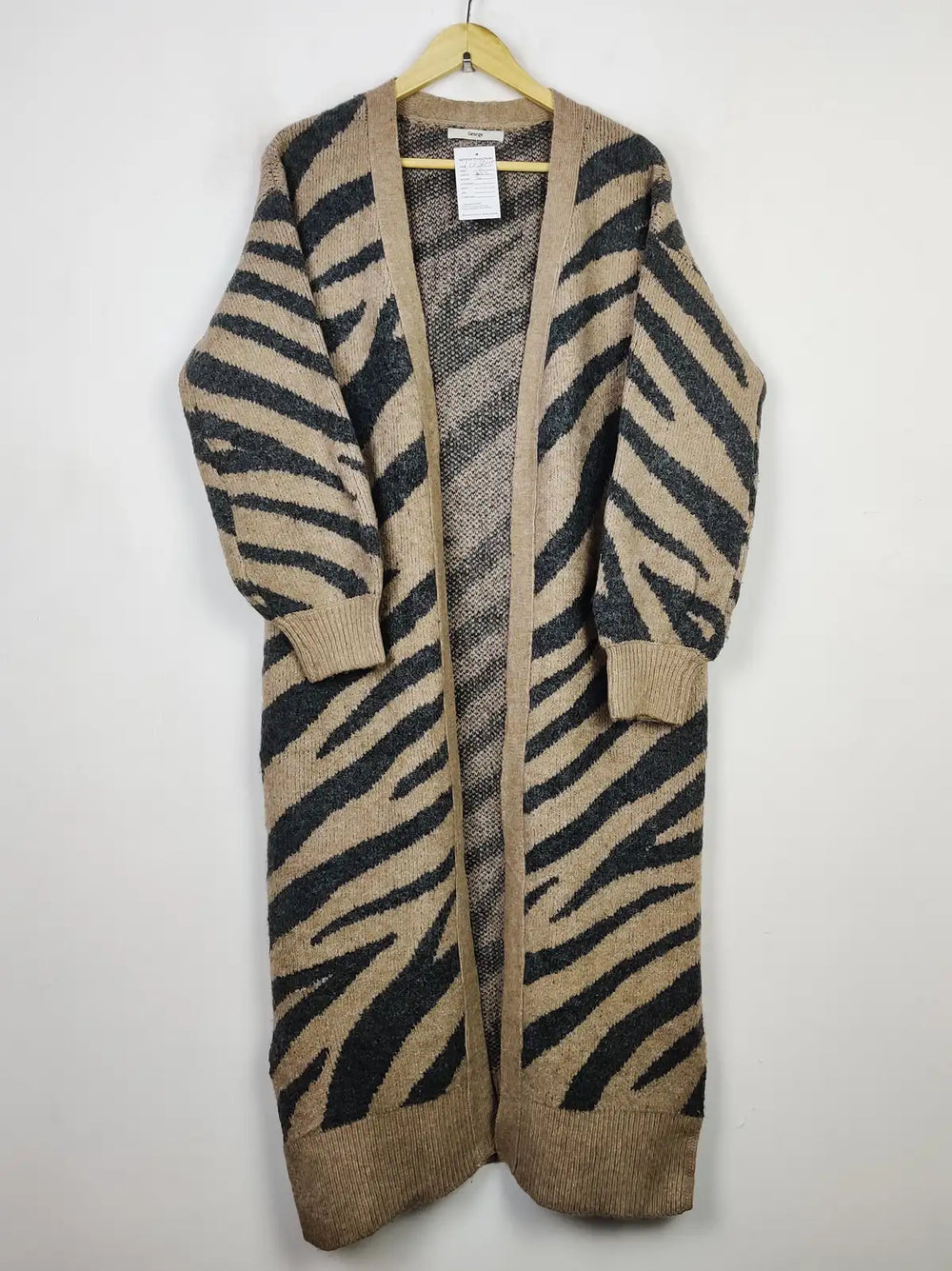 Buy online pre-used pre-loved 100% authentic & Original branded George (LC-5645) available in Pakistan. Top international brands avilable.