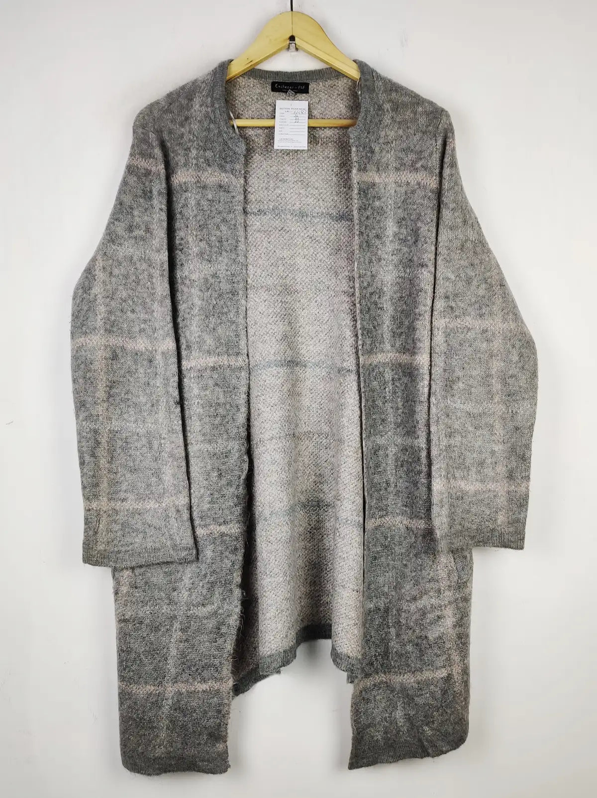 Buy online pre-used pre-loved 100% authentic & Original branded Knit Wear (LC-6482) available in Pakistan. Top international brands avilable.
