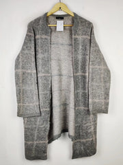 Buy online pre-used pre-loved 100% authentic & Original branded Knit Wear (LC-6482) available in Pakistan. Top international brands avilable.