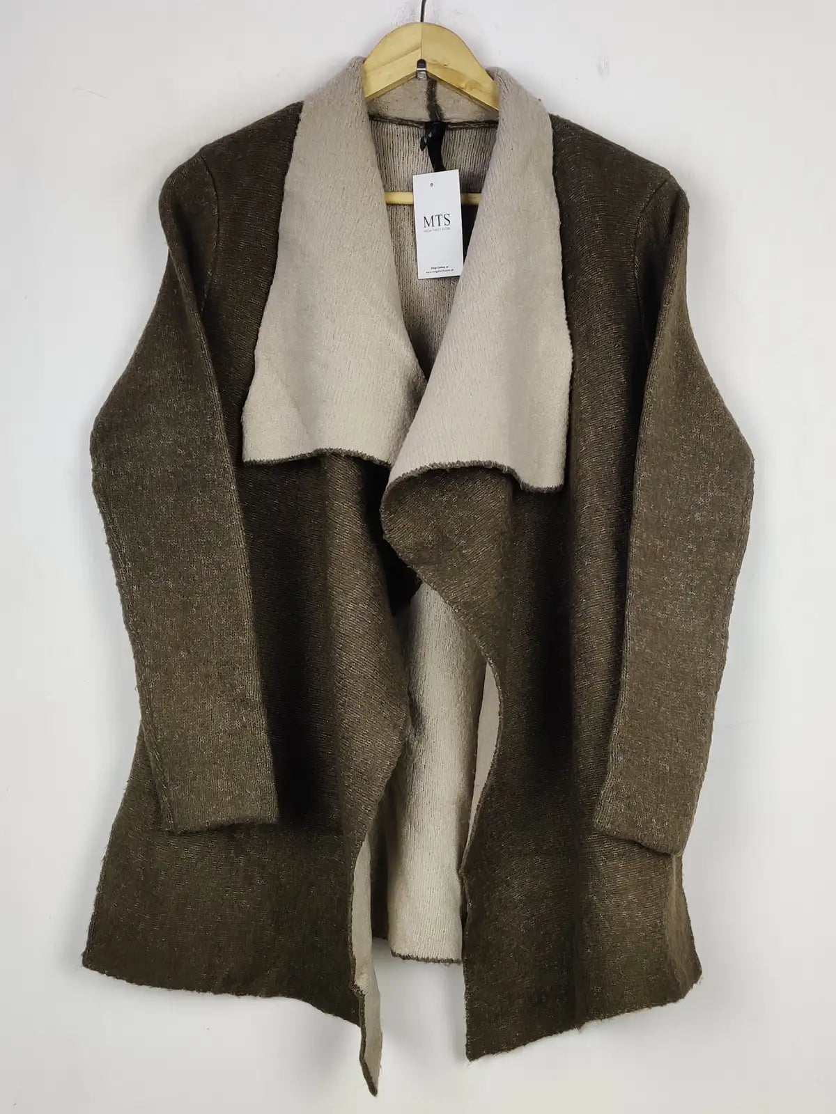Buy online pre-used pre-loved 100% authentic & Original branded Marla Wtnne (LC-6786) available in Pakistan. Top international brands avilable.