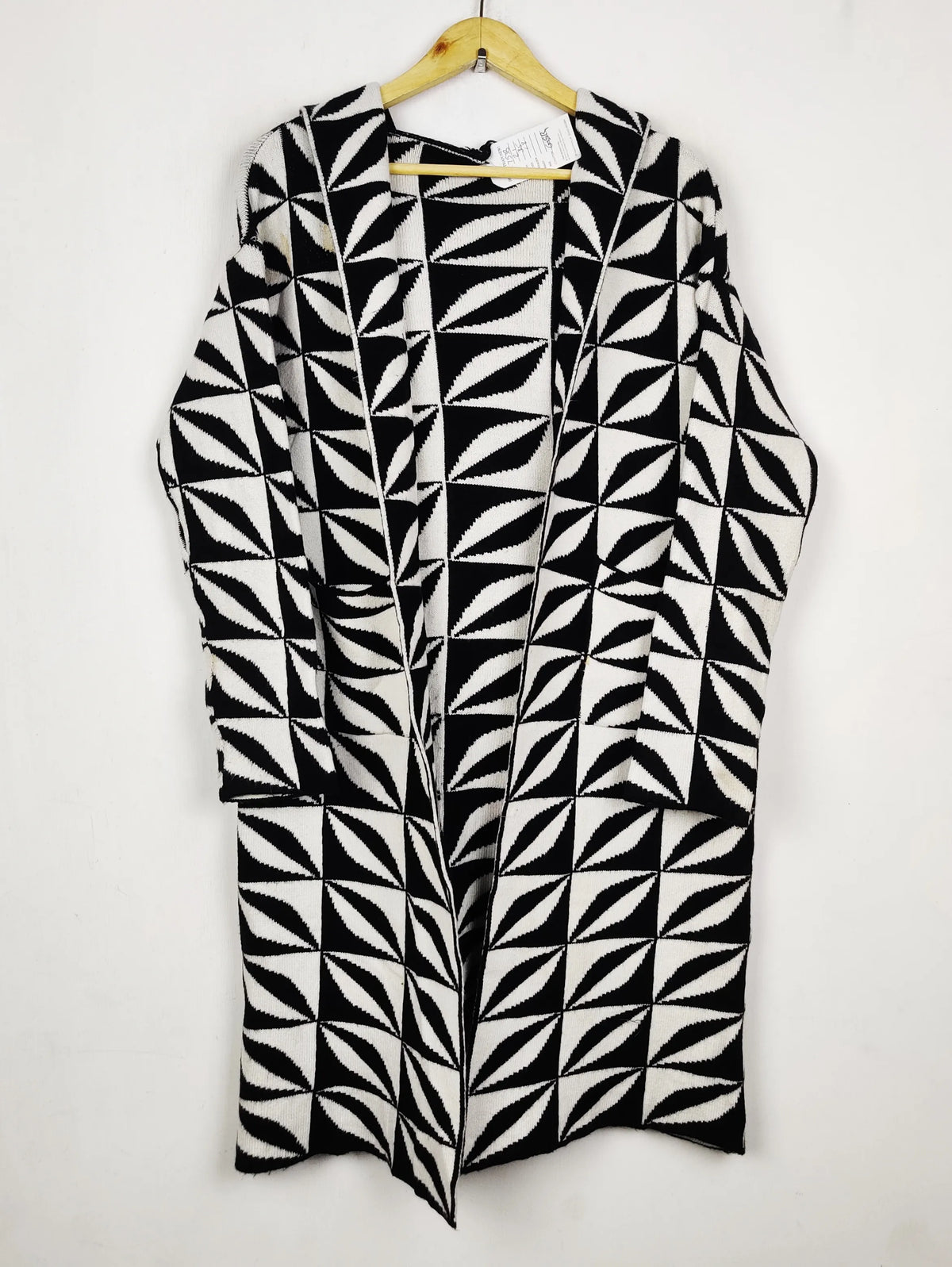 Buy online pre-used pre-loved 100% authentic & Original branded Unknown Brand (LC-7538) available in Pakistan. Top international brands avilable.