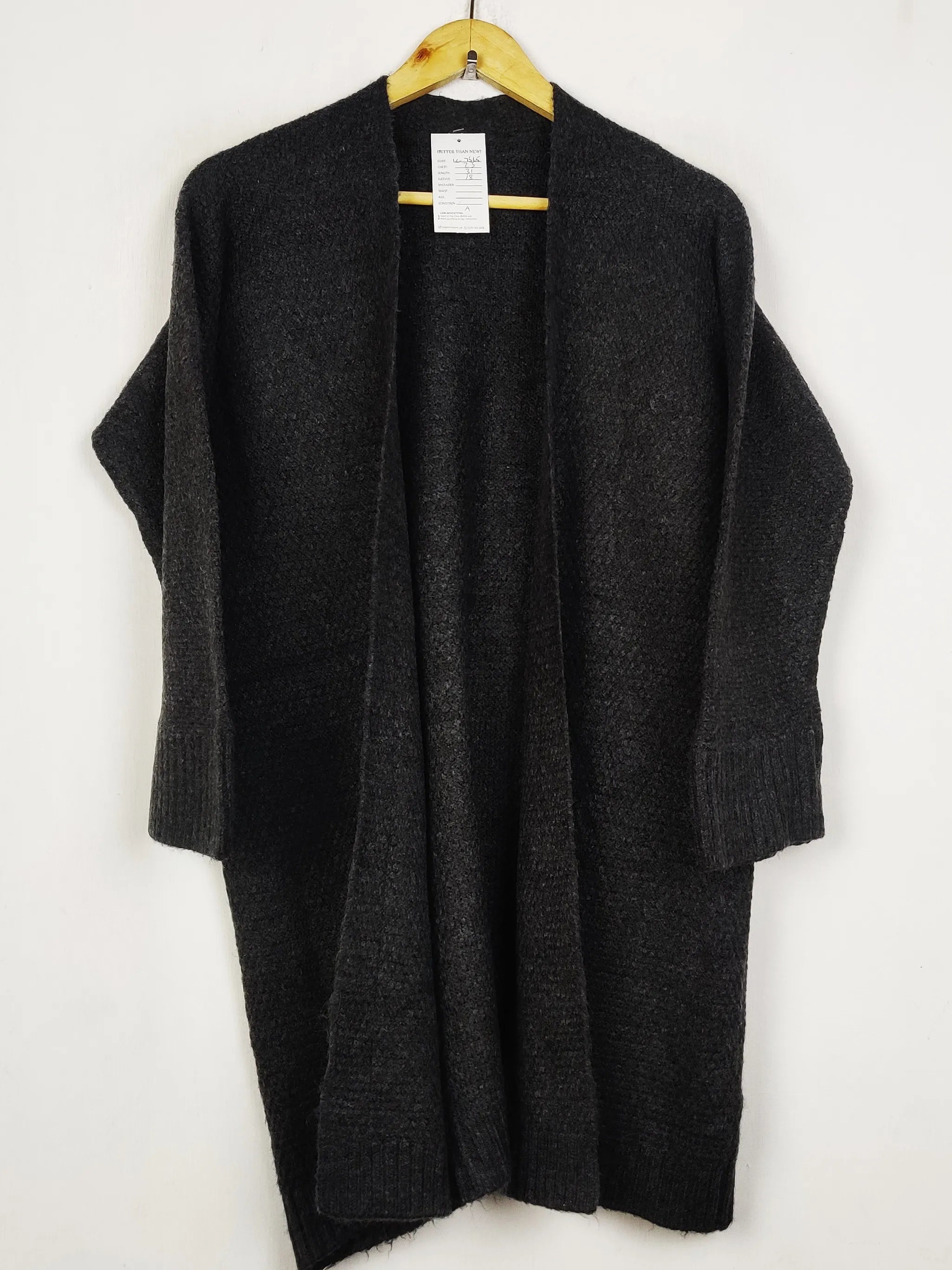 Buy online pre-used pre-loved 100% authentic & Original branded Unknown Brand (LC-7565) available in Pakistan. Top international brands avilable.